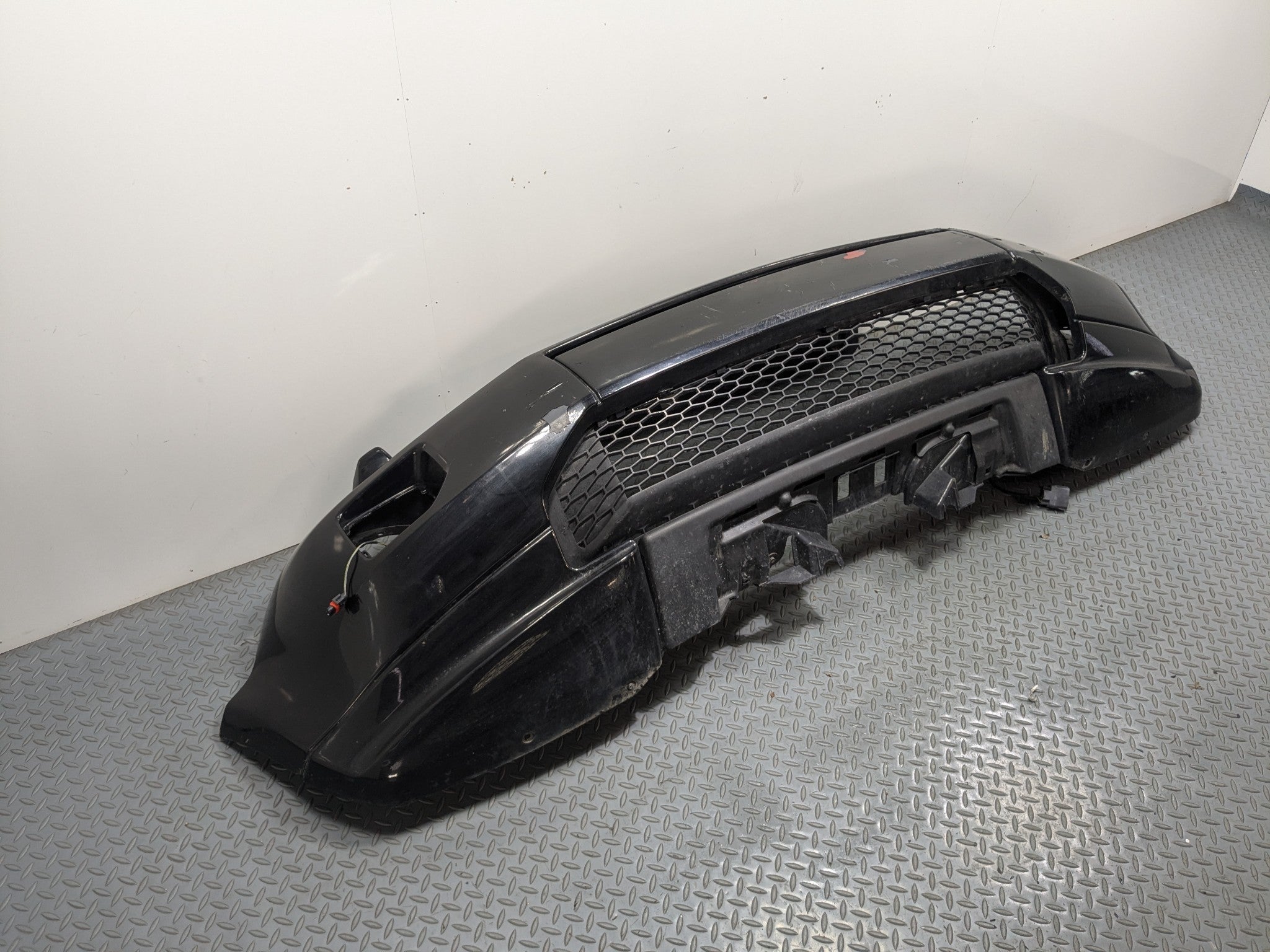2008 - 2015 LAND ROVER LR2 OEM FRONT BUMPER COVER ASSEMBLY WITH GRILL GRILLE
