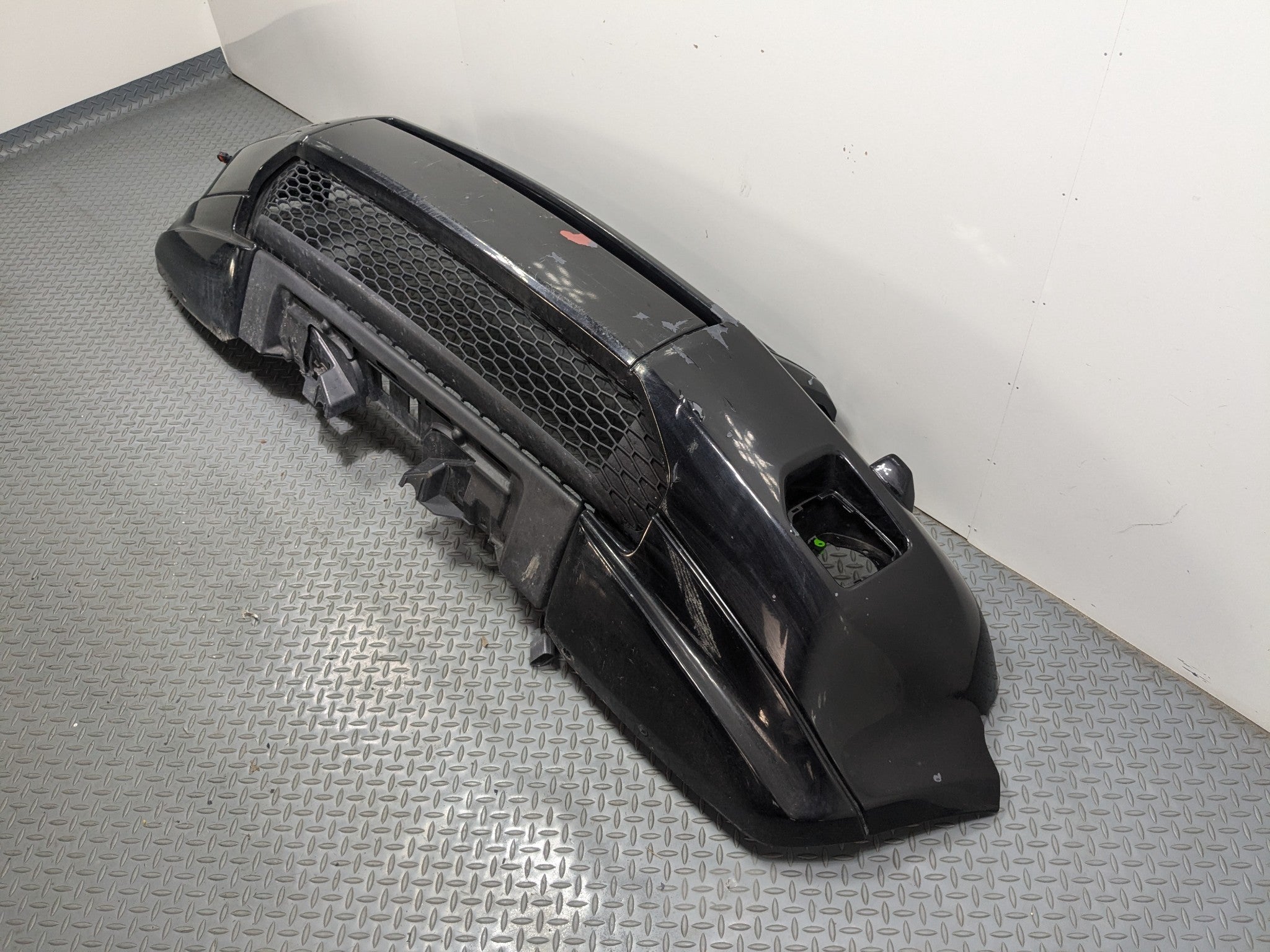 2008 - 2015 LAND ROVER LR2 OEM FRONT BUMPER COVER ASSEMBLY WITH GRILL GRILLE