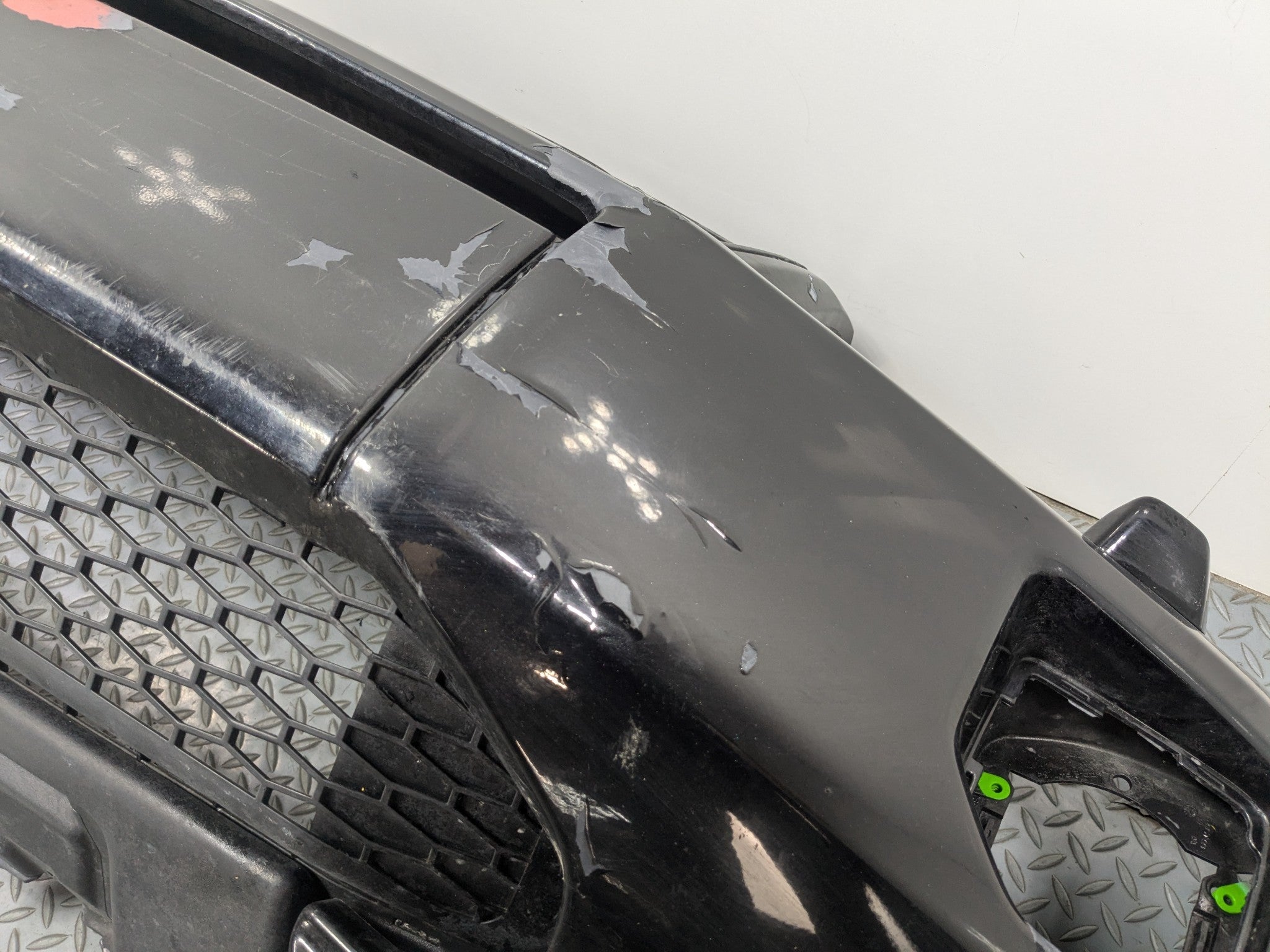 2008 - 2015 LAND ROVER LR2 OEM FRONT BUMPER COVER ASSEMBLY WITH GRILL GRILLE