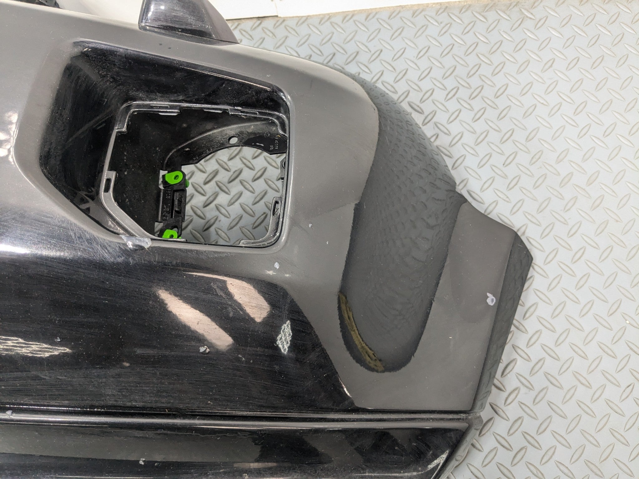 2008 - 2015 LAND ROVER LR2 OEM FRONT BUMPER COVER ASSEMBLY WITH GRILL GRILLE