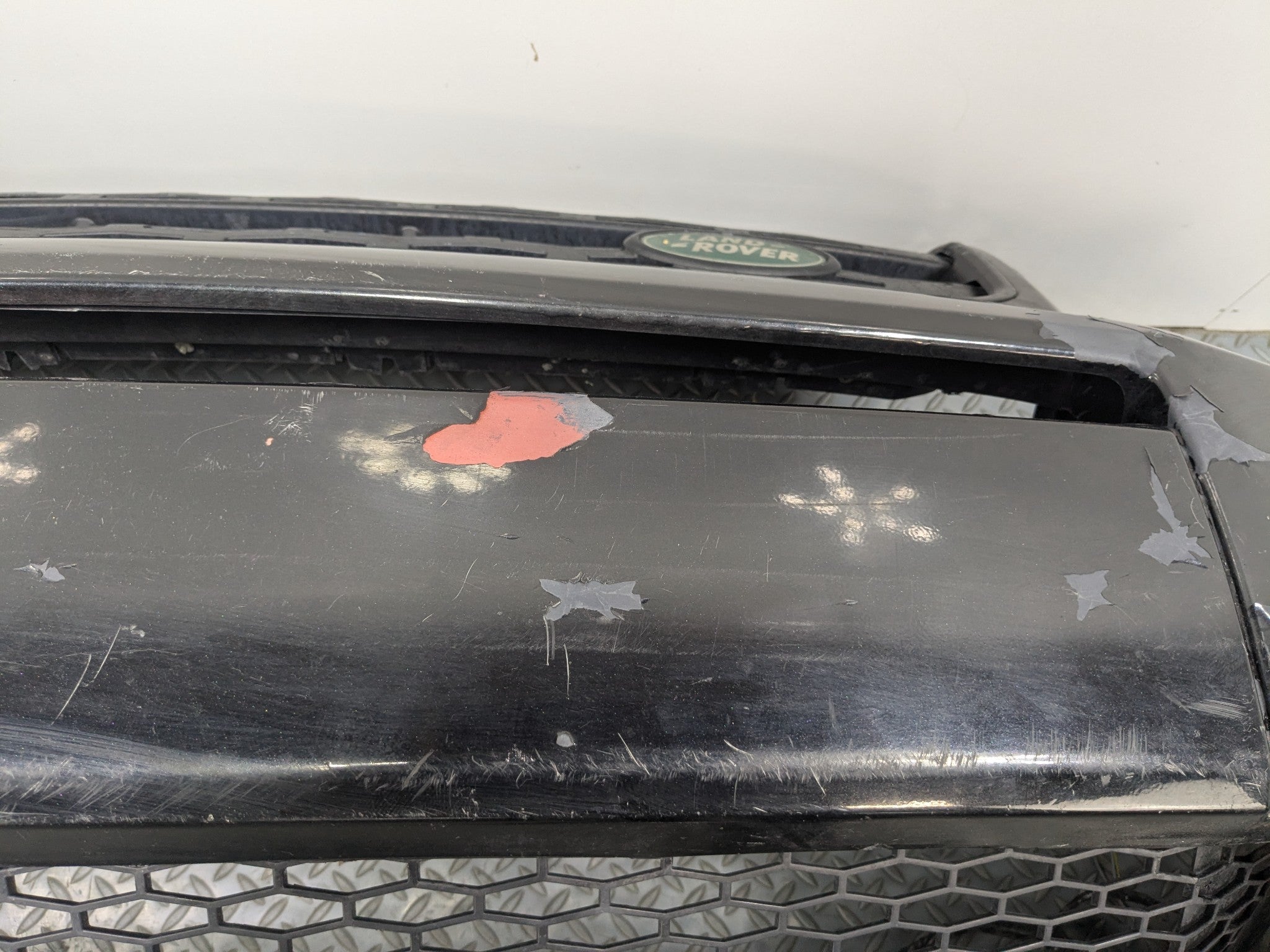 2008 - 2015 LAND ROVER LR2 OEM FRONT BUMPER COVER ASSEMBLY WITH GRILL GRILLE