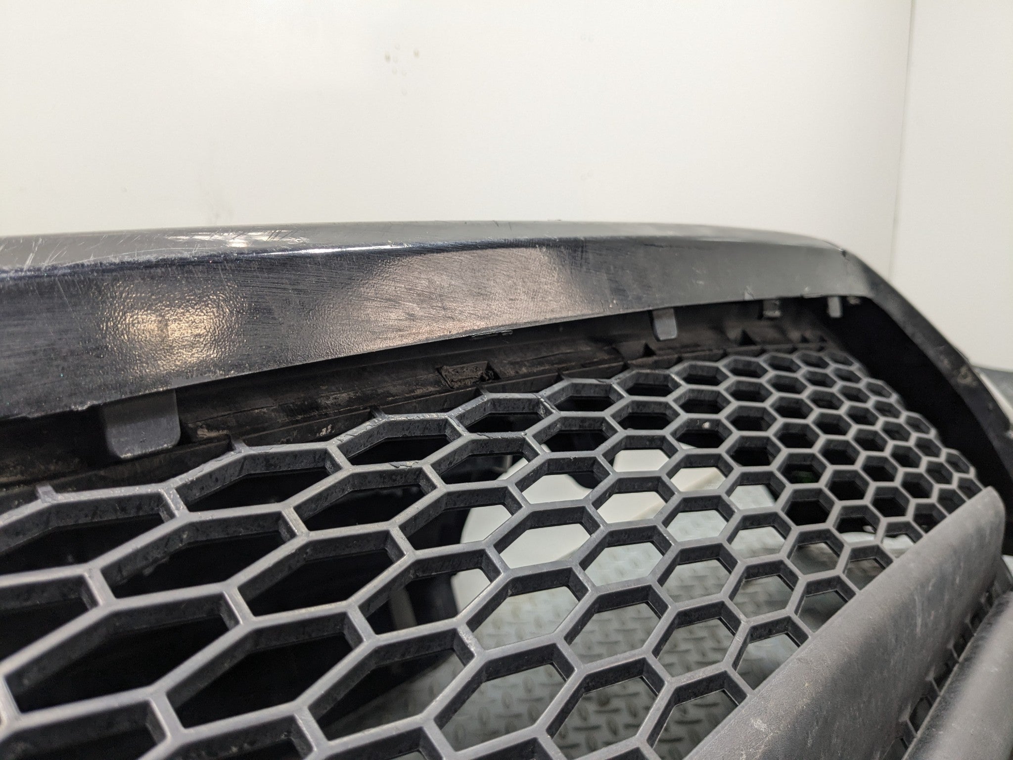 2008 - 2015 LAND ROVER LR2 OEM FRONT BUMPER COVER ASSEMBLY WITH GRILL GRILLE