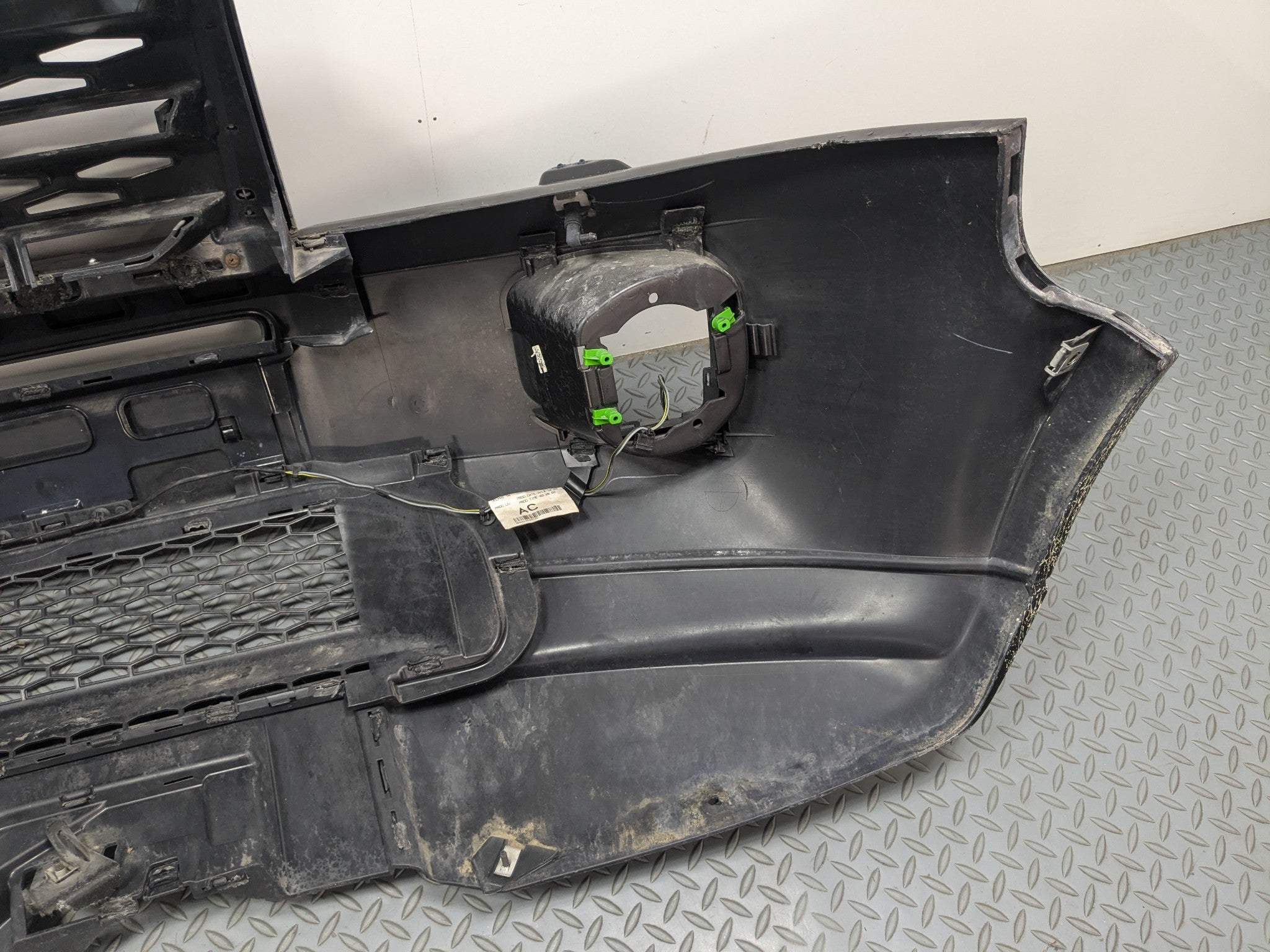 2008 - 2015 LAND ROVER LR2 OEM FRONT BUMPER COVER ASSEMBLY WITH GRILL GRILLE