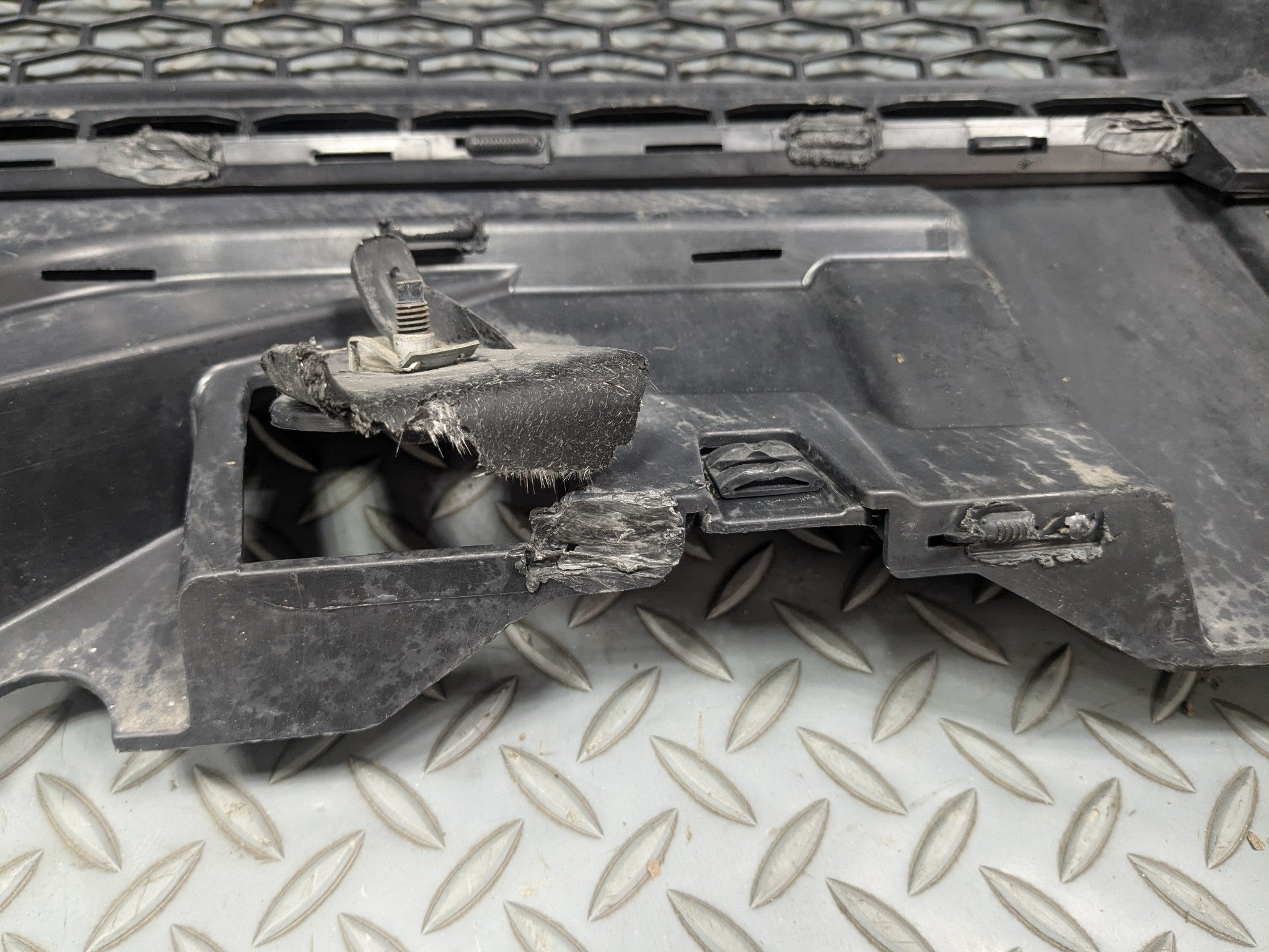 2008 - 2015 LAND ROVER LR2 OEM FRONT BUMPER COVER ASSEMBLY WITH GRILL GRILLE