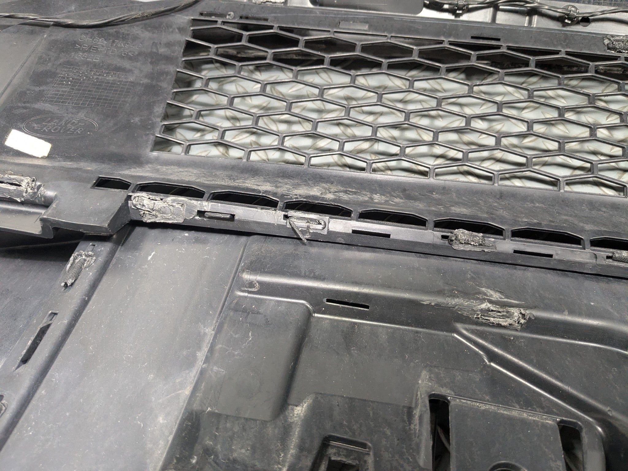 2008 - 2015 LAND ROVER LR2 OEM FRONT BUMPER COVER ASSEMBLY WITH GRILL GRILLE