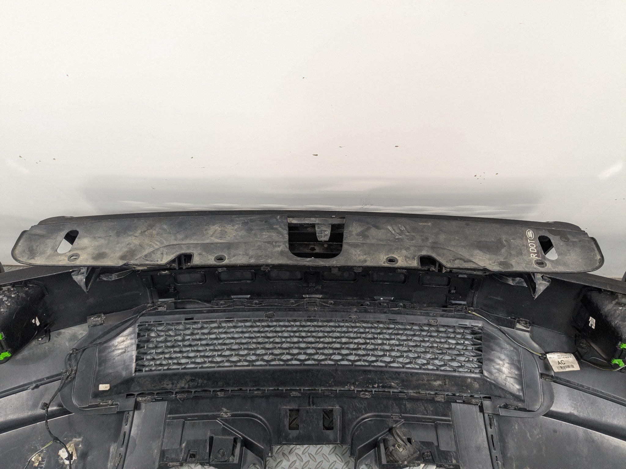 2008 - 2015 LAND ROVER LR2 OEM FRONT BUMPER COVER ASSEMBLY WITH GRILL GRILLE