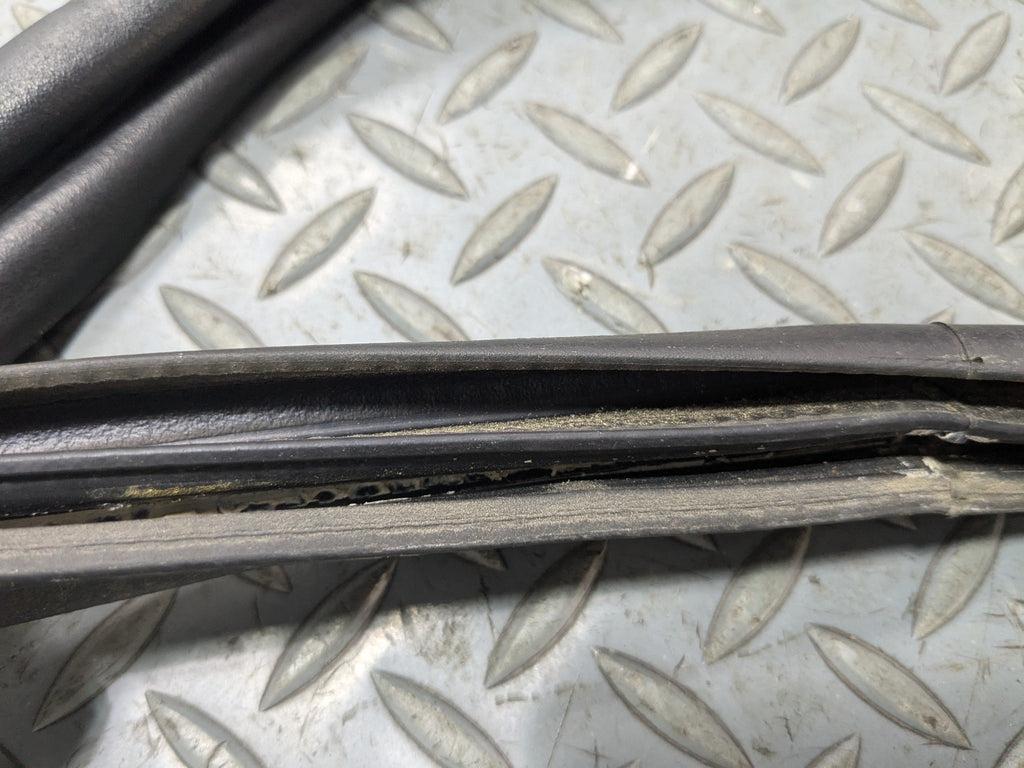 2008 - 2015 LAND ROVER LR2 OEM DOOR SEAL WEATHER STRIPPING RUBBER REAR TRUNK