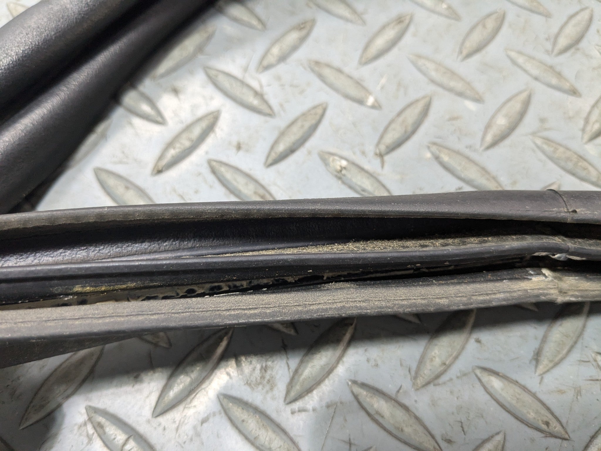 2008 - 2015 LAND ROVER LR2 OEM DOOR SEAL WEATHER STRIPPING RUBBER REAR TRUNK