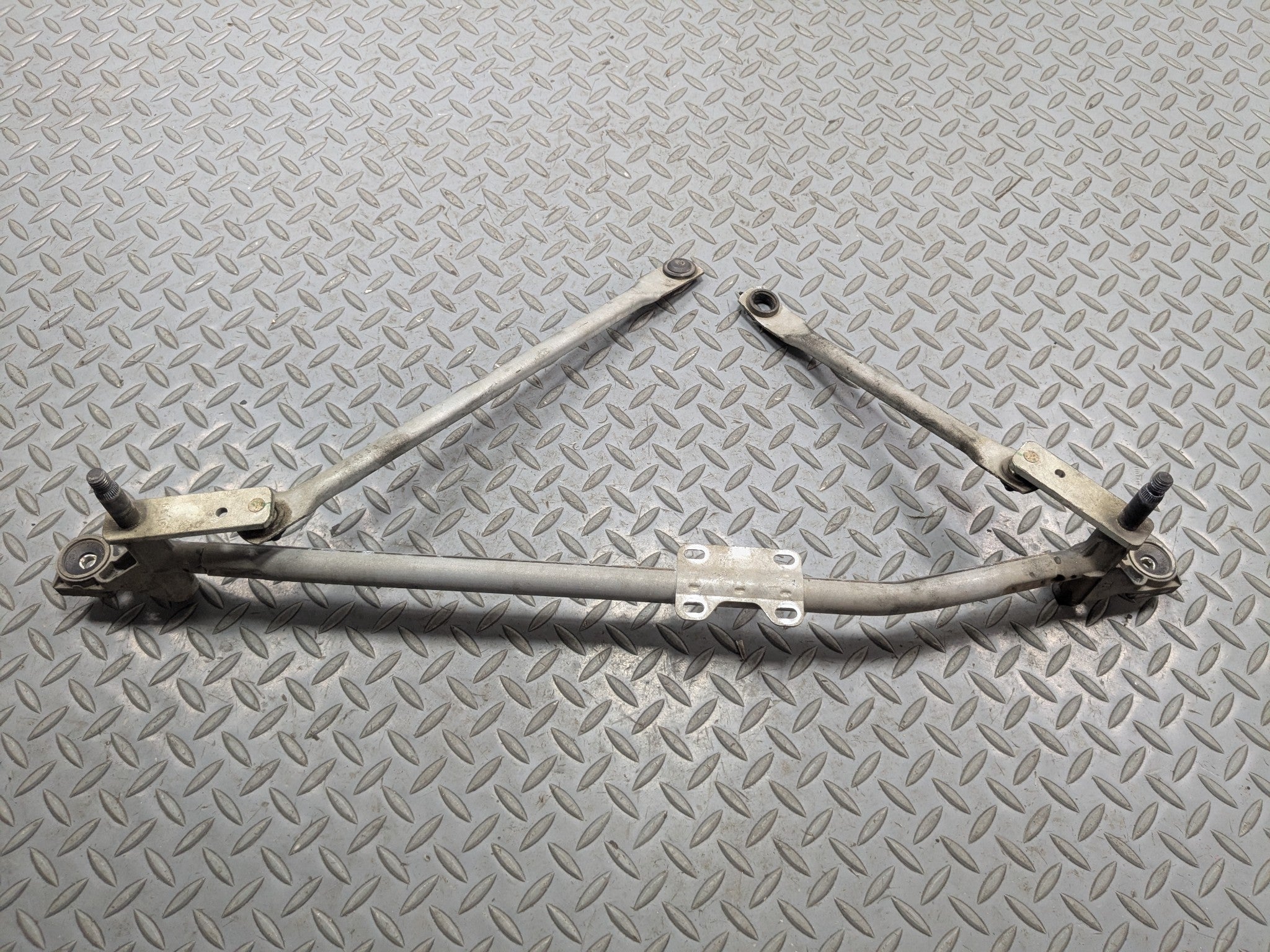 2008 - 2015 LAND ROVER LR2 OEM WINDSHIELD WIPER TRANSMISSION LINKAGE ASSEMBLY
