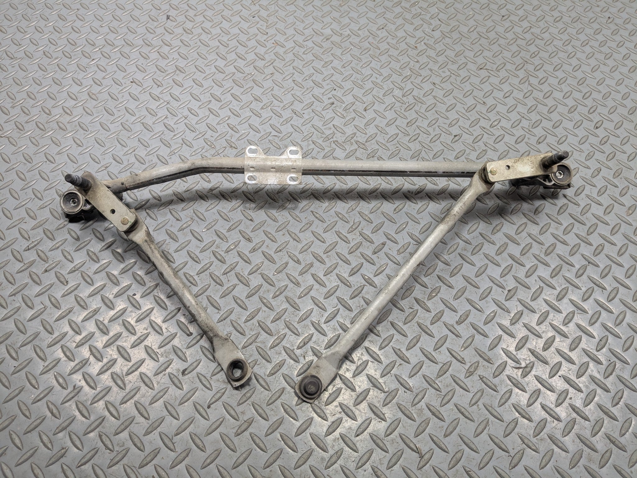 2008 - 2015 LAND ROVER LR2 OEM WINDSHIELD WIPER TRANSMISSION LINKAGE ASSEMBLY
