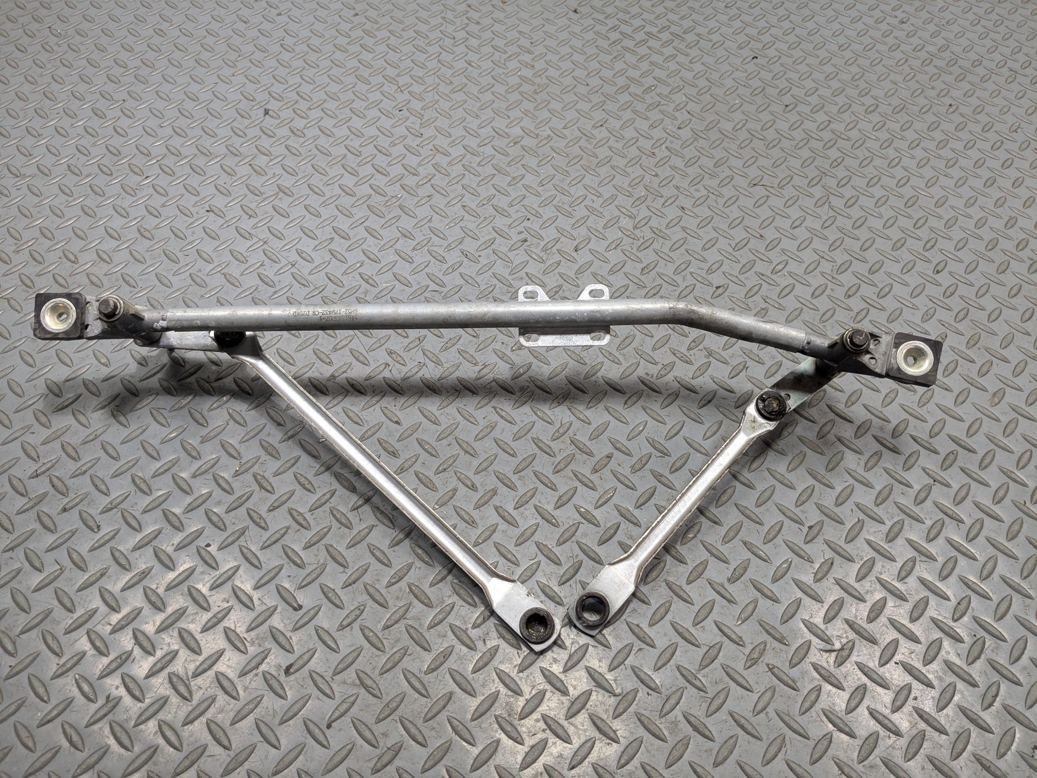 2008 - 2015 LAND ROVER LR2 OEM WINDSHIELD WIPER TRANSMISSION LINKAGE ASSEMBLY