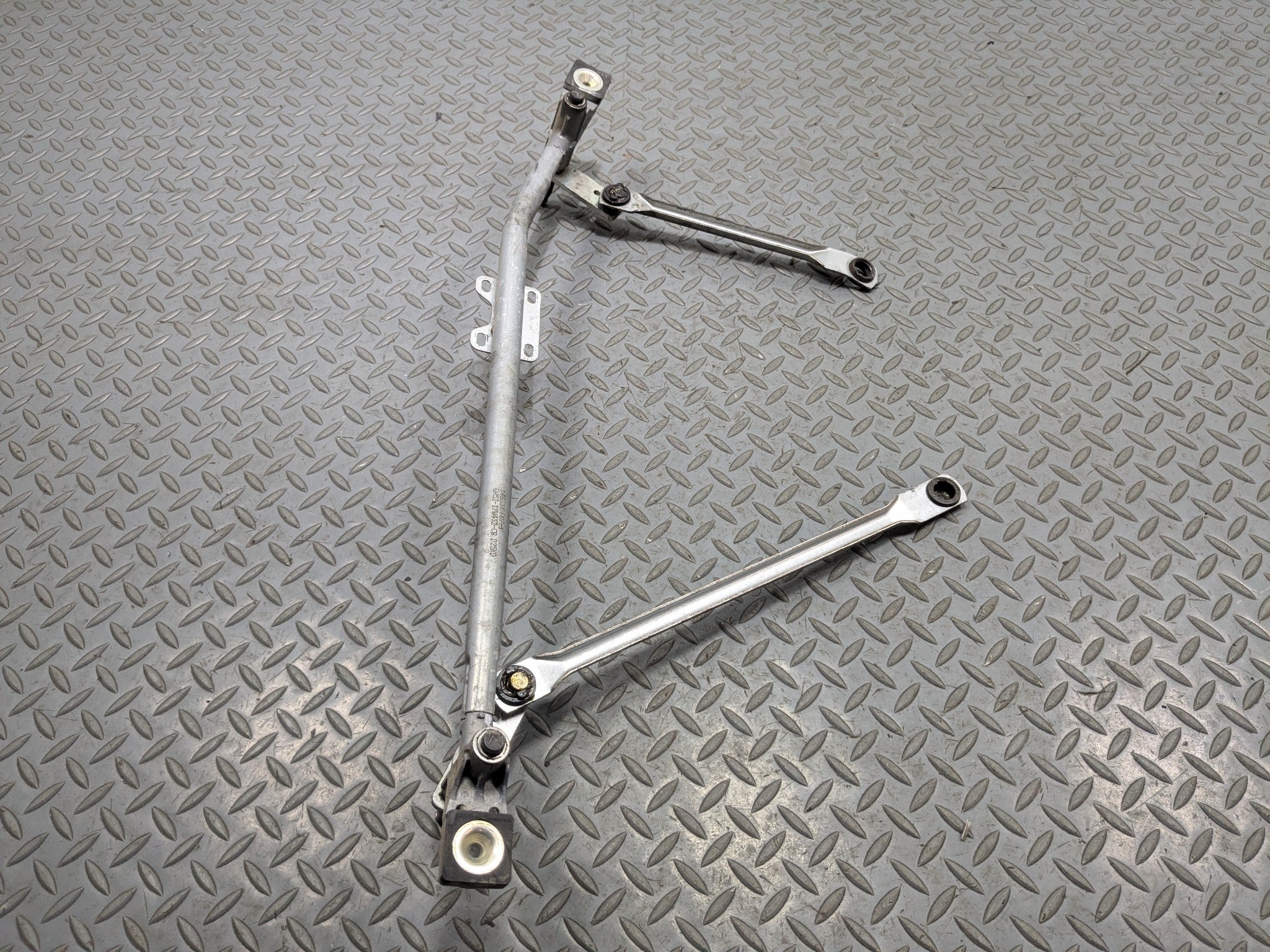 2008 - 2015 LAND ROVER LR2 OEM WINDSHIELD WIPER TRANSMISSION LINKAGE ASSEMBLY