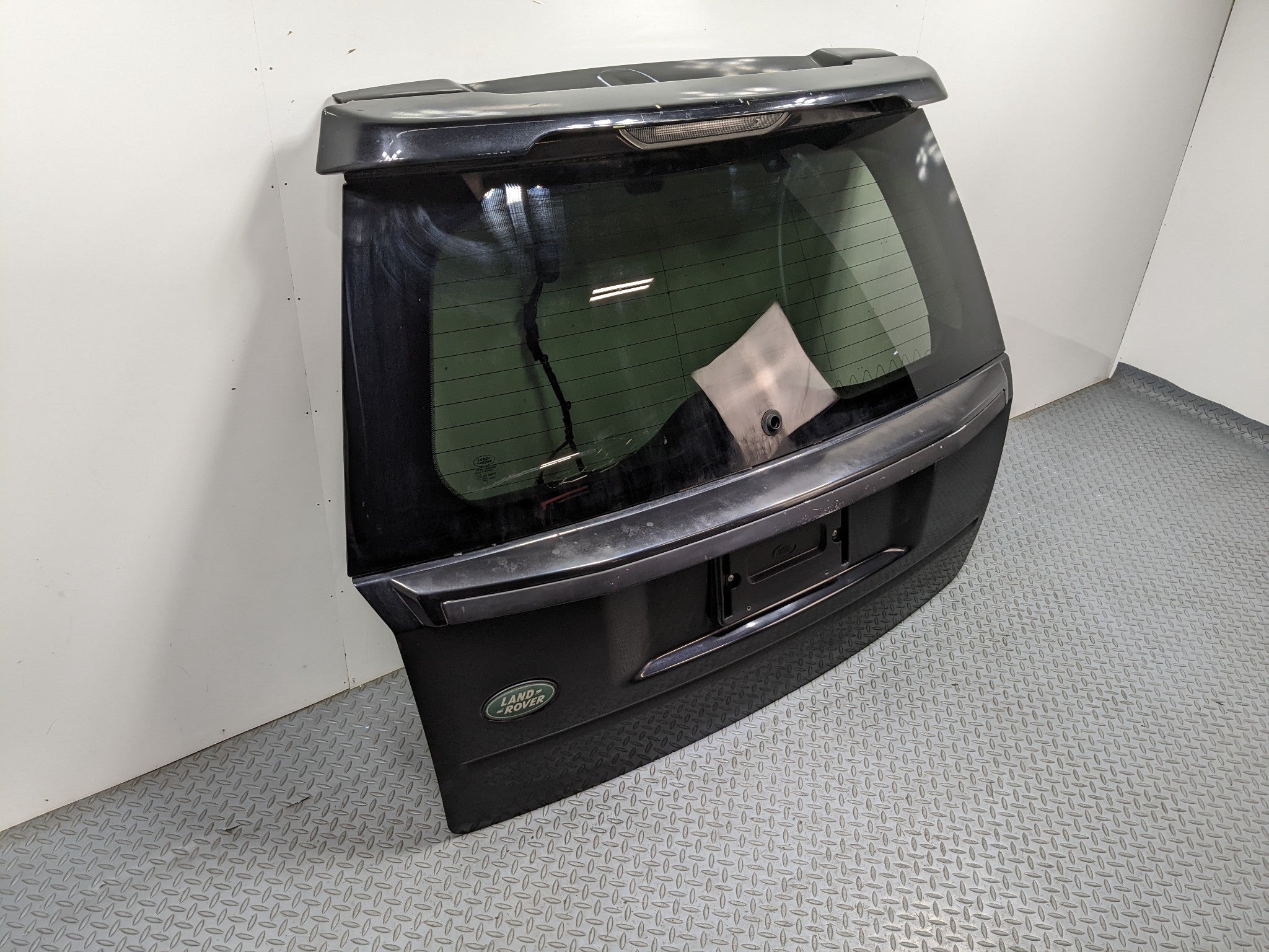 2008 - 2015 LAND ROVER LR2 OEM REAR LIFTGATE SHELL PANEL WITH GLASS AND SPOILER