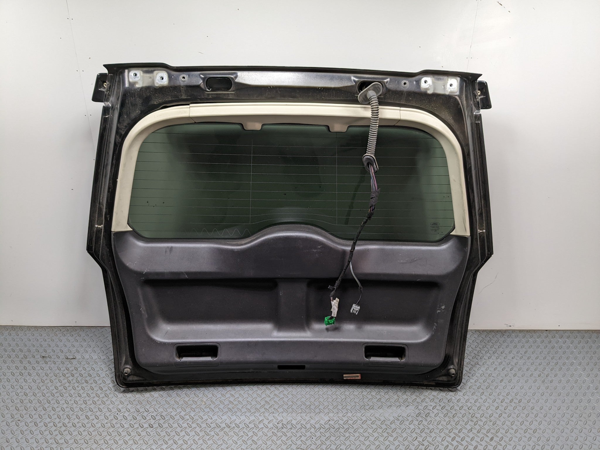 2008 - 2015 LAND ROVER LR2 OEM REAR LIFTGATE SHELL PANEL WITH GLASS AND SPOILER