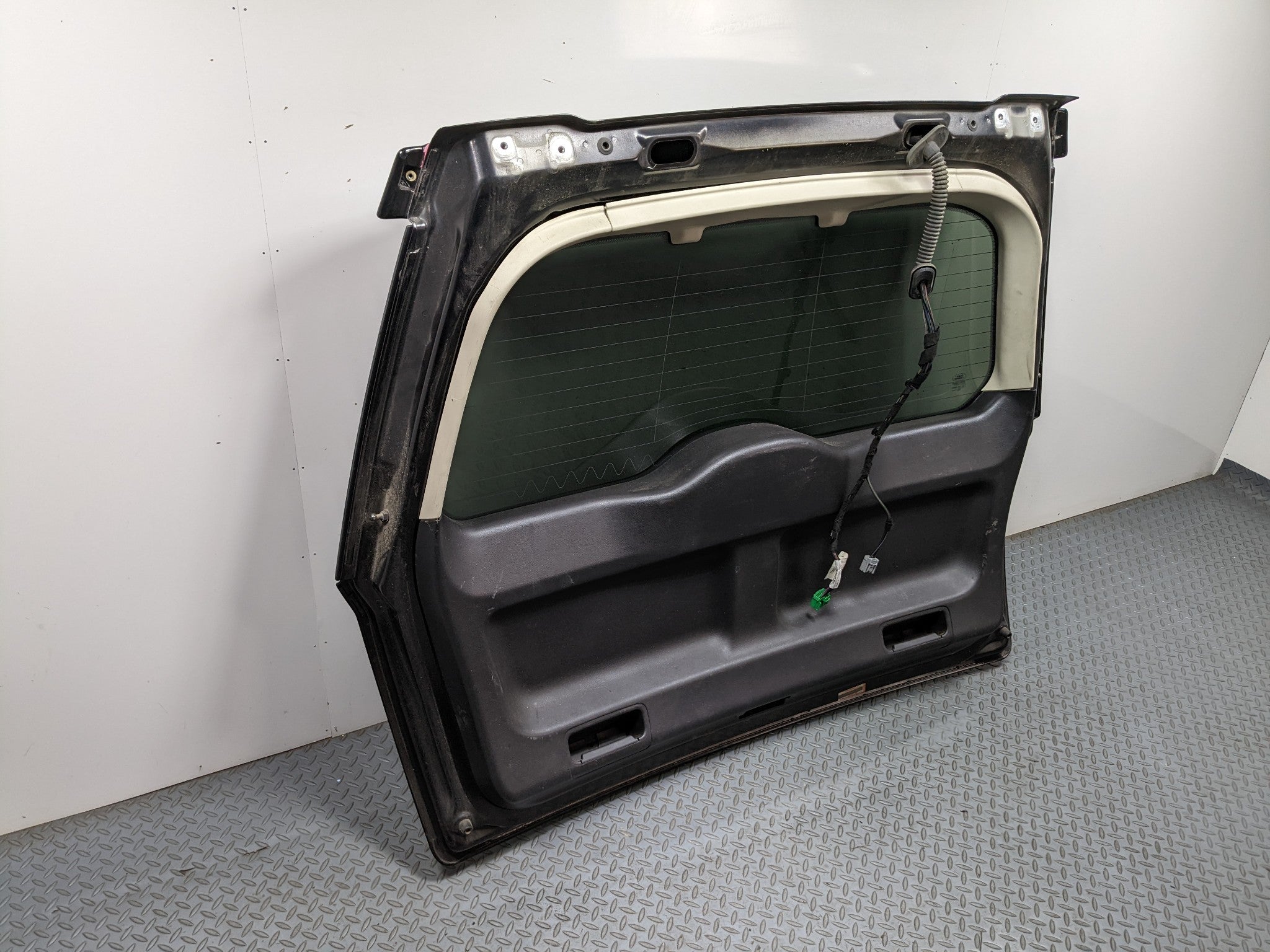 2008 - 2015 LAND ROVER LR2 OEM REAR LIFTGATE SHELL PANEL WITH GLASS AND SPOILER