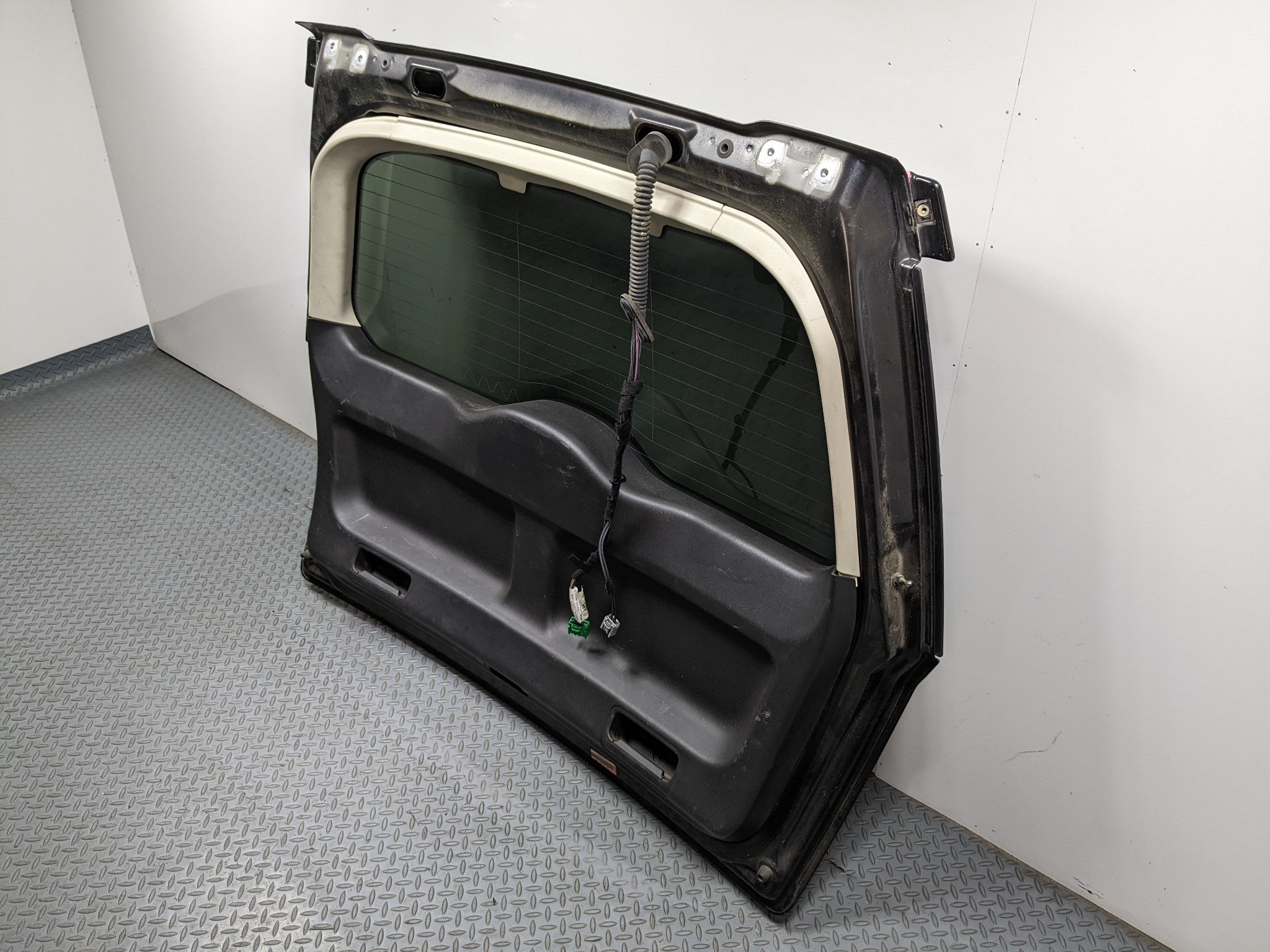 2008 - 2015 LAND ROVER LR2 OEM REAR LIFTGATE SHELL PANEL WITH GLASS AND SPOILER