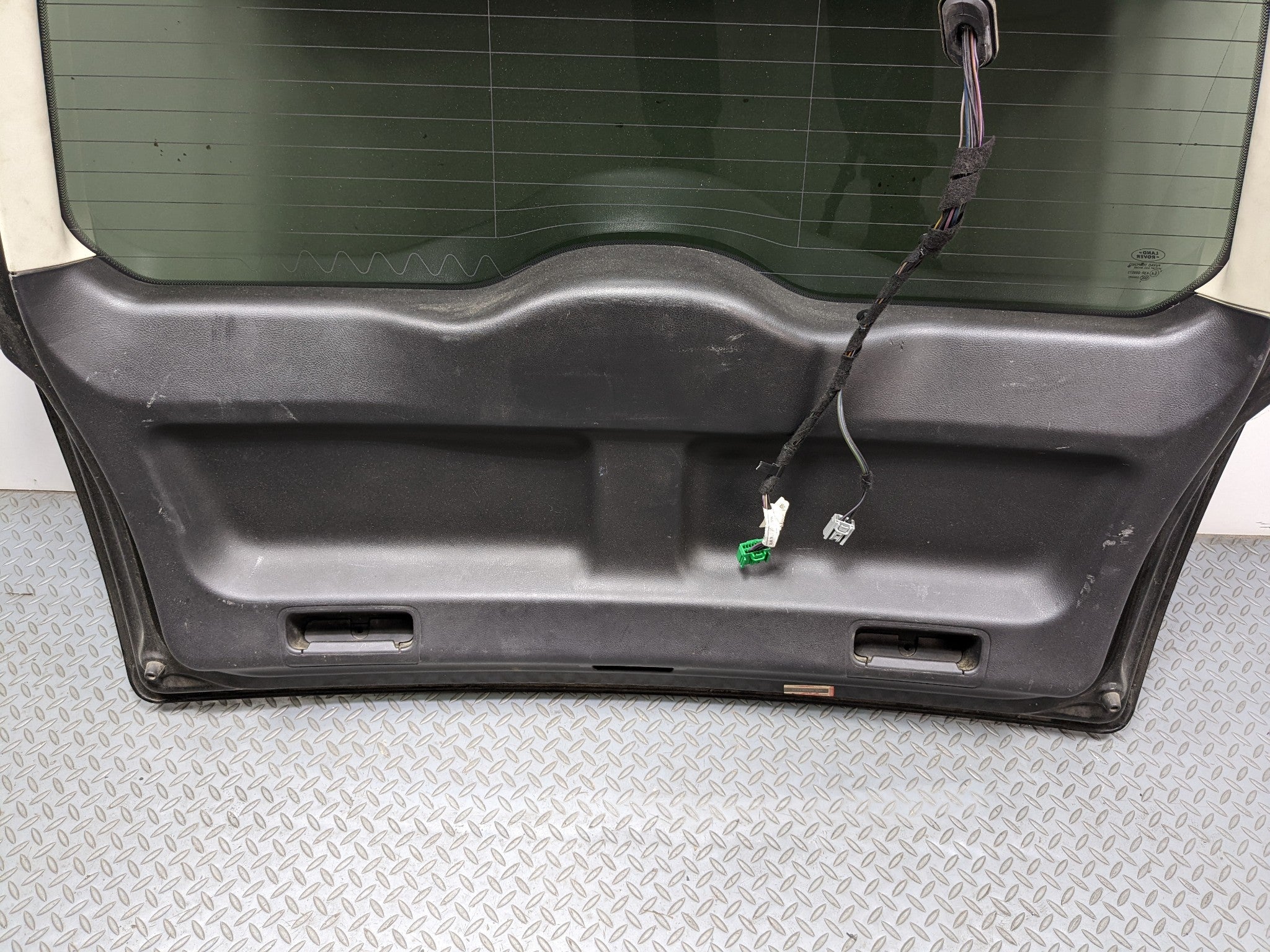 2008 - 2015 LAND ROVER LR2 OEM REAR LIFTGATE SHELL PANEL WITH GLASS AND SPOILER