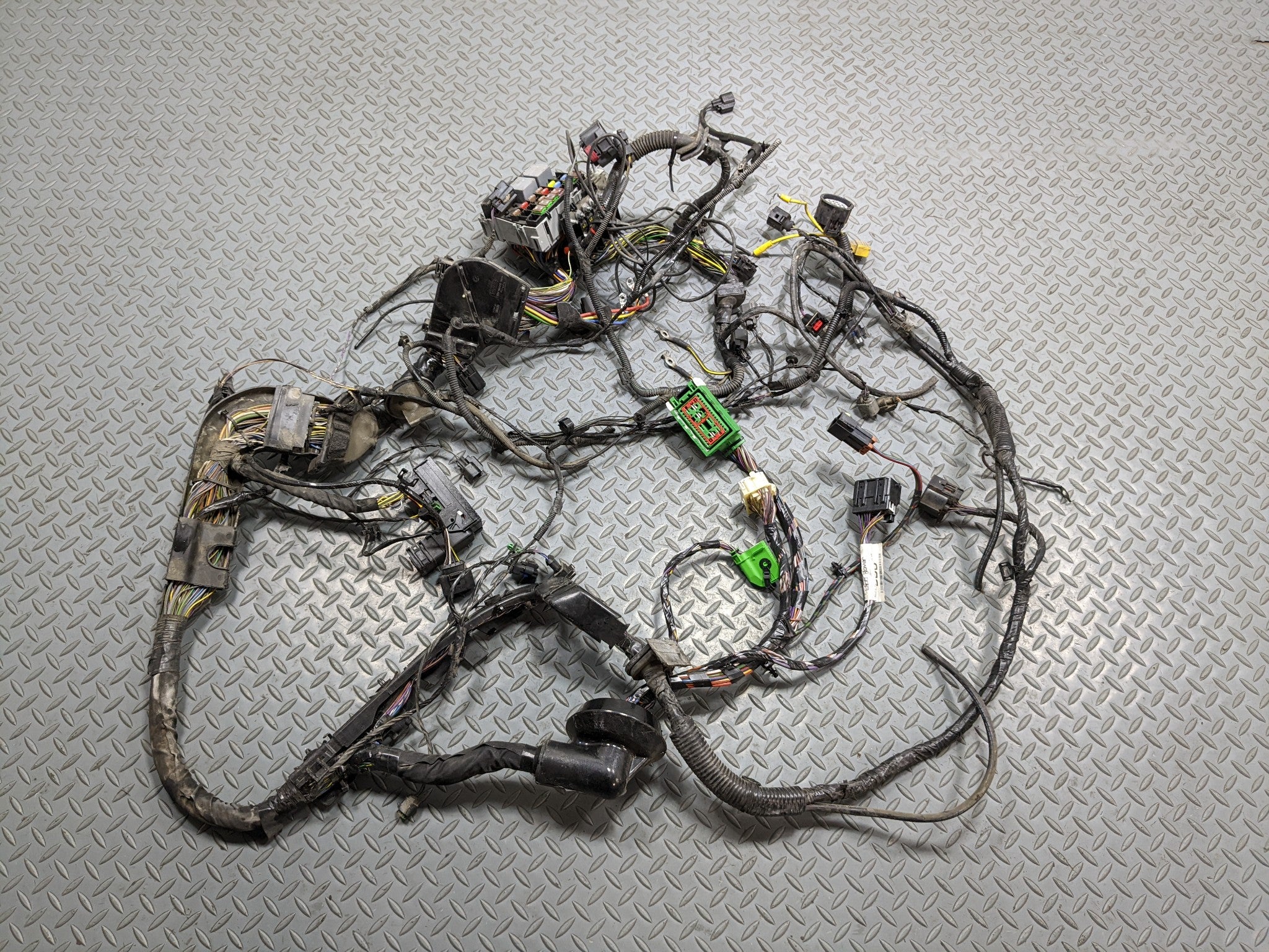 08 - 15 LAND ROVER LR2 OEM HOOD WIRE HARNESS CABLE AND CONNECTOR WITH FUSE BOX