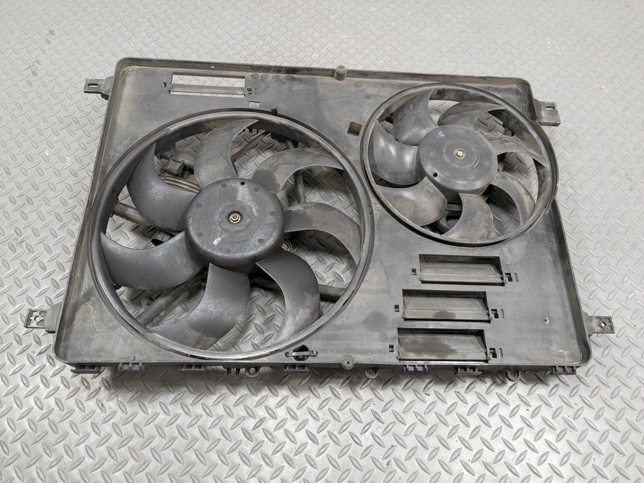 2008 - 2015 LAND ROVER LR2 OEM ELECTRIC COOLING MOTOR FAN BLADE WITH SHROUD