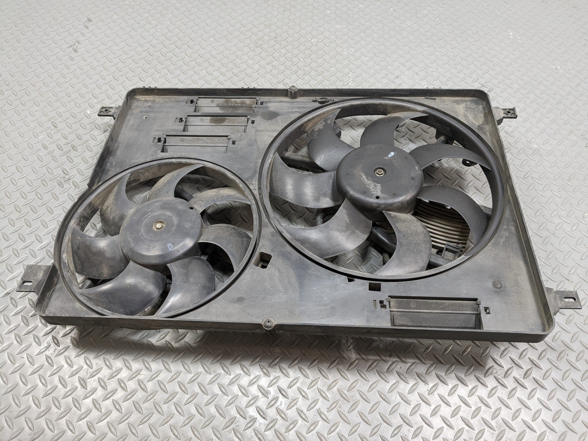 2008 - 2015 LAND ROVER LR2 OEM ELECTRIC COOLING MOTOR FAN BLADE WITH SHROUD