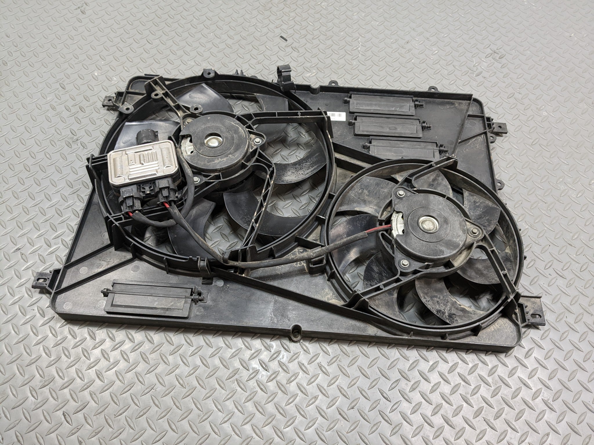 2008 - 2015 LAND ROVER LR2 OEM ELECTRIC COOLING MOTOR FAN BLADE WITH SHROUD