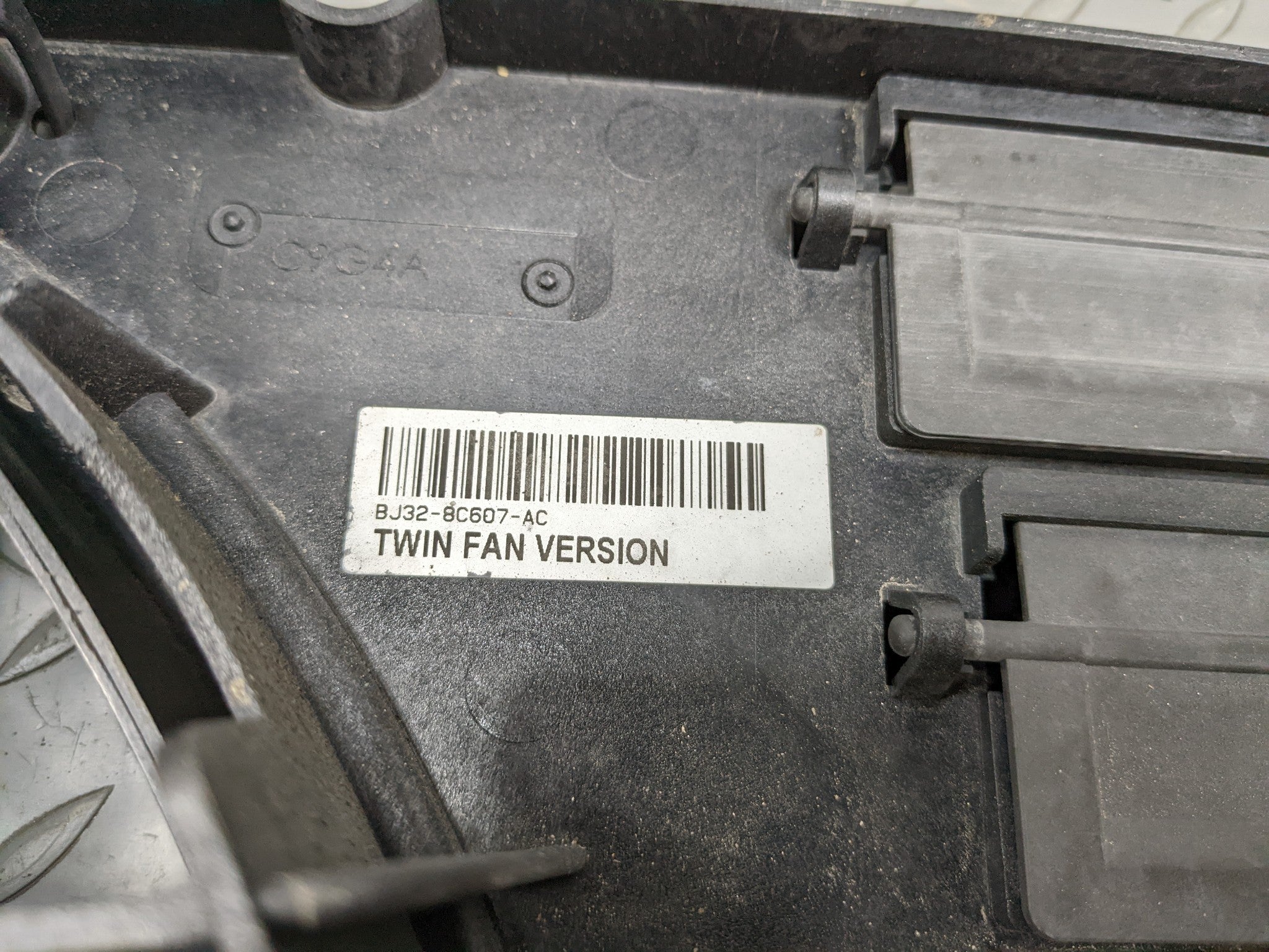 2008 - 2015 LAND ROVER LR2 OEM ELECTRIC COOLING MOTOR FAN BLADE WITH SHROUD