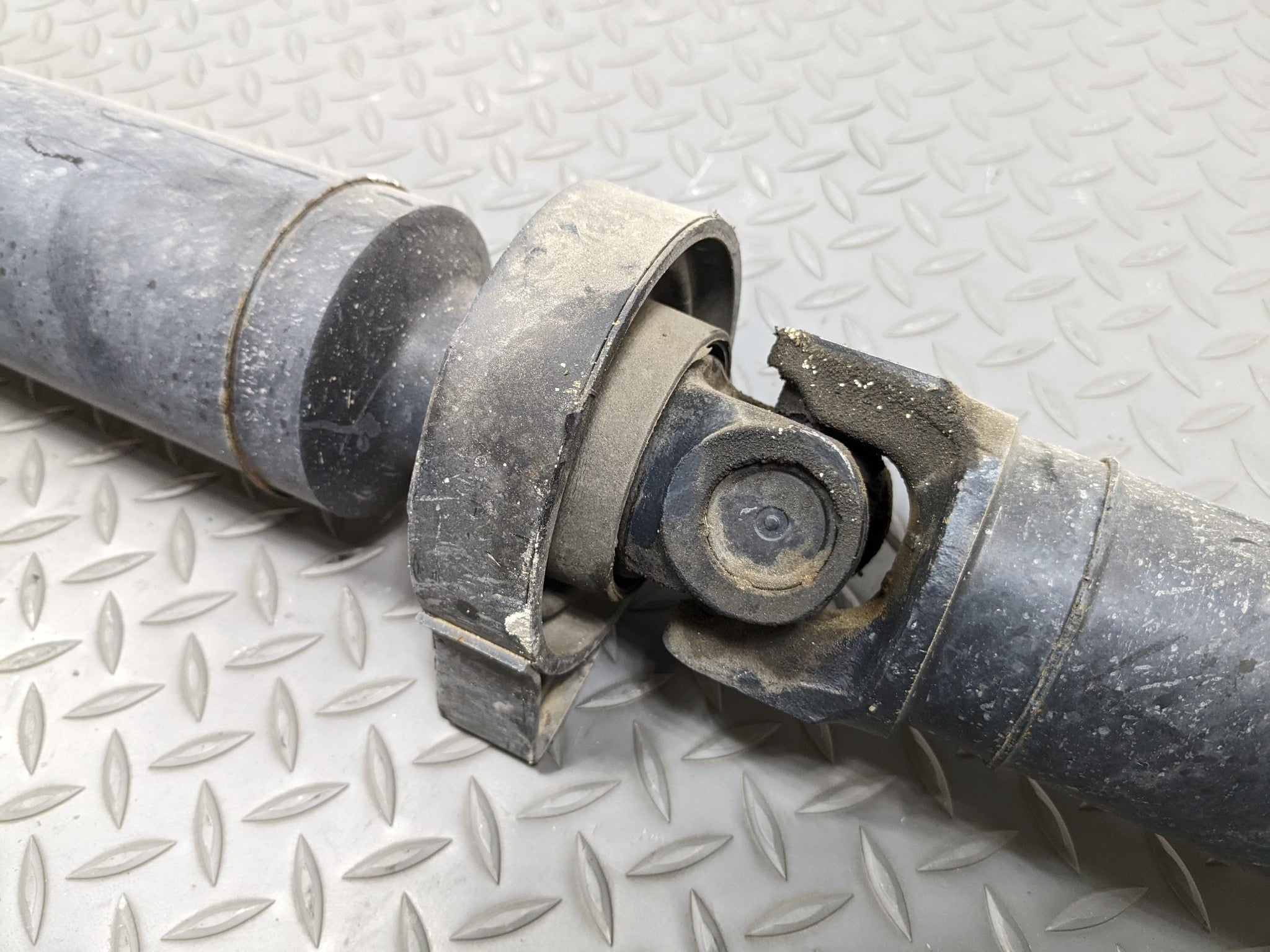 2008 - 2015 LAND ROVER LR2 OEM REAR DRIVE SHAFT CARDAN PROPELLER ASSEMBLY