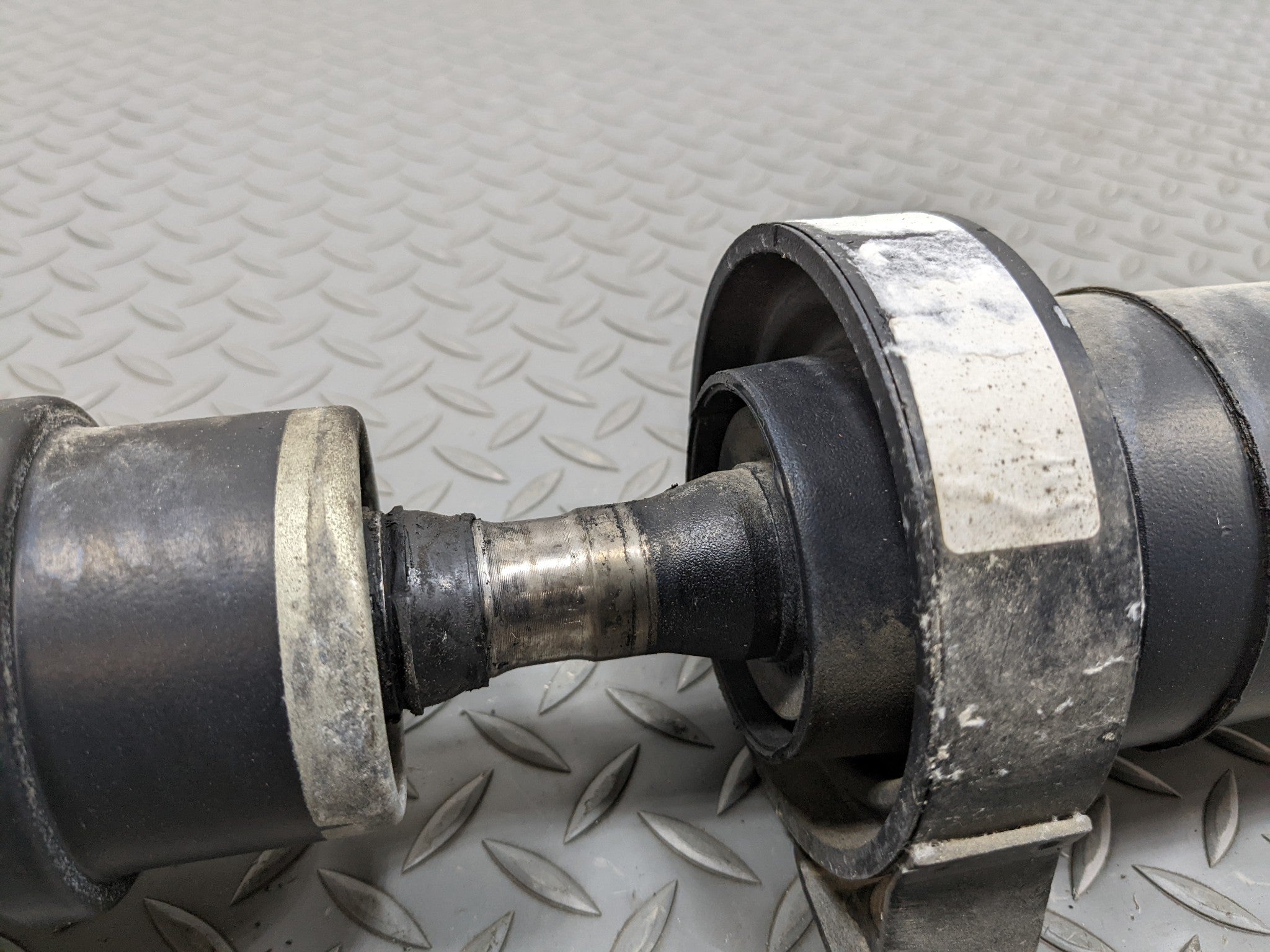 2008 - 2015 LAND ROVER LR2 OEM REAR DRIVE SHAFT CARDAN PROPELLER ASSEMBLY