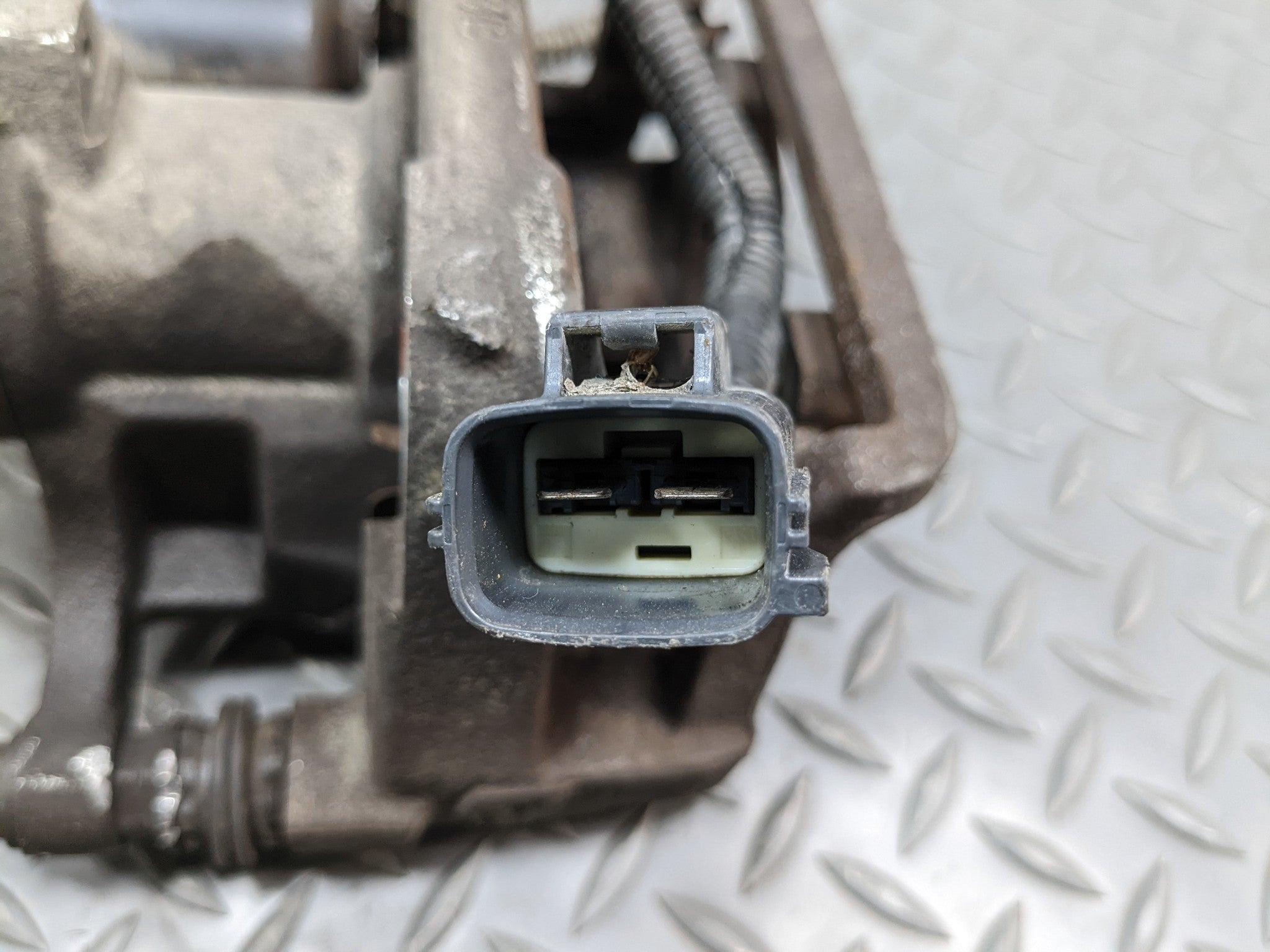 2008 - 2015 LAND ROVER LR2 OEM BRAKE CALIPER ASSEMBLY REAR LEFT DRIVER SIDE