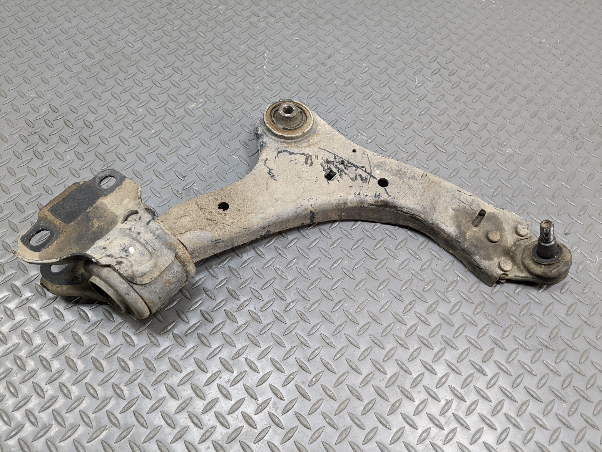 2008 - 2015 LAND ROVER LR2 OEM LOWER SUSPENSION CONTROL ARM FRONT RIGHT SIDE