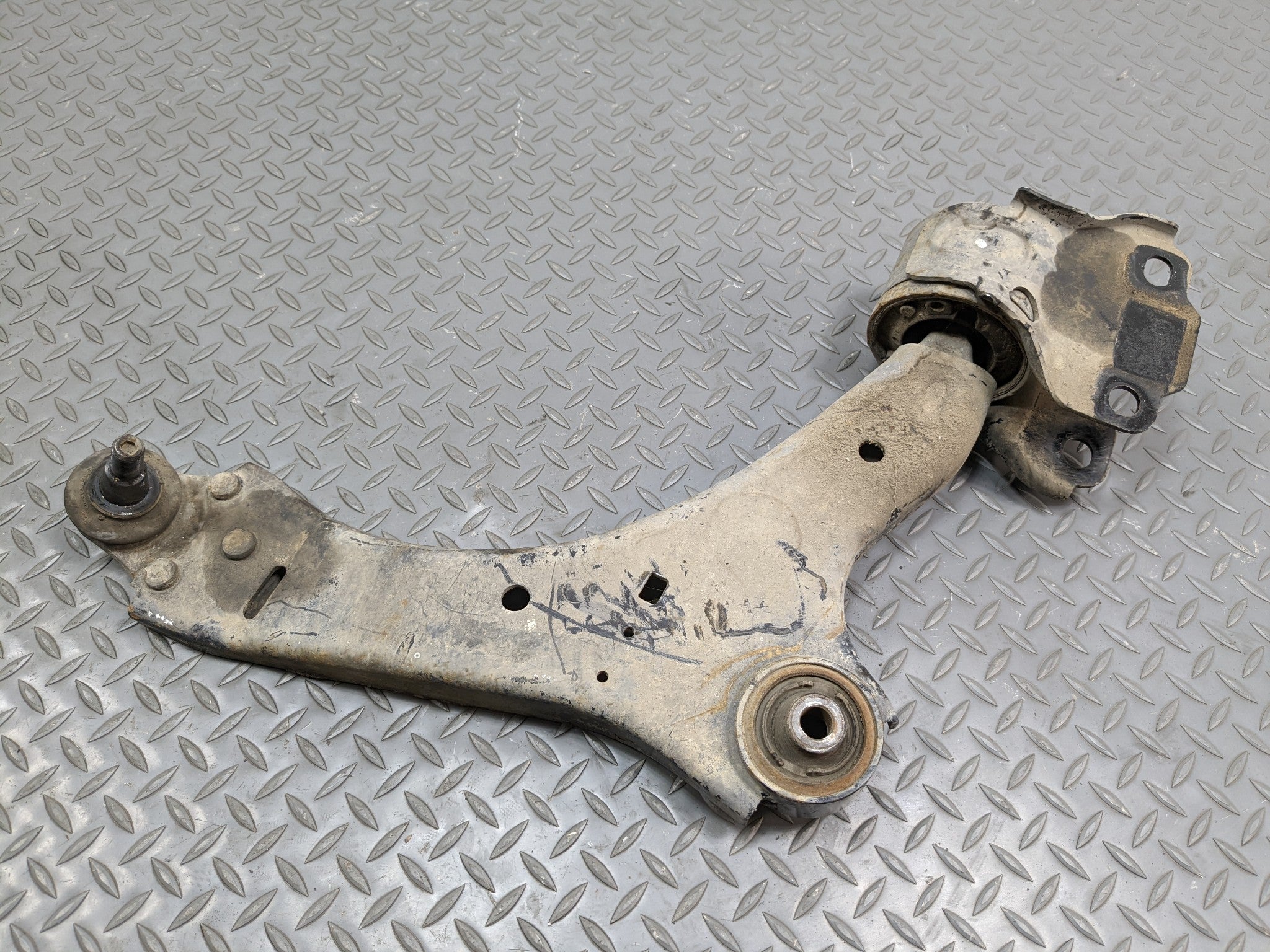 2008 - 2015 LAND ROVER LR2 OEM LOWER SUSPENSION CONTROL ARM FRONT RIGHT SIDE