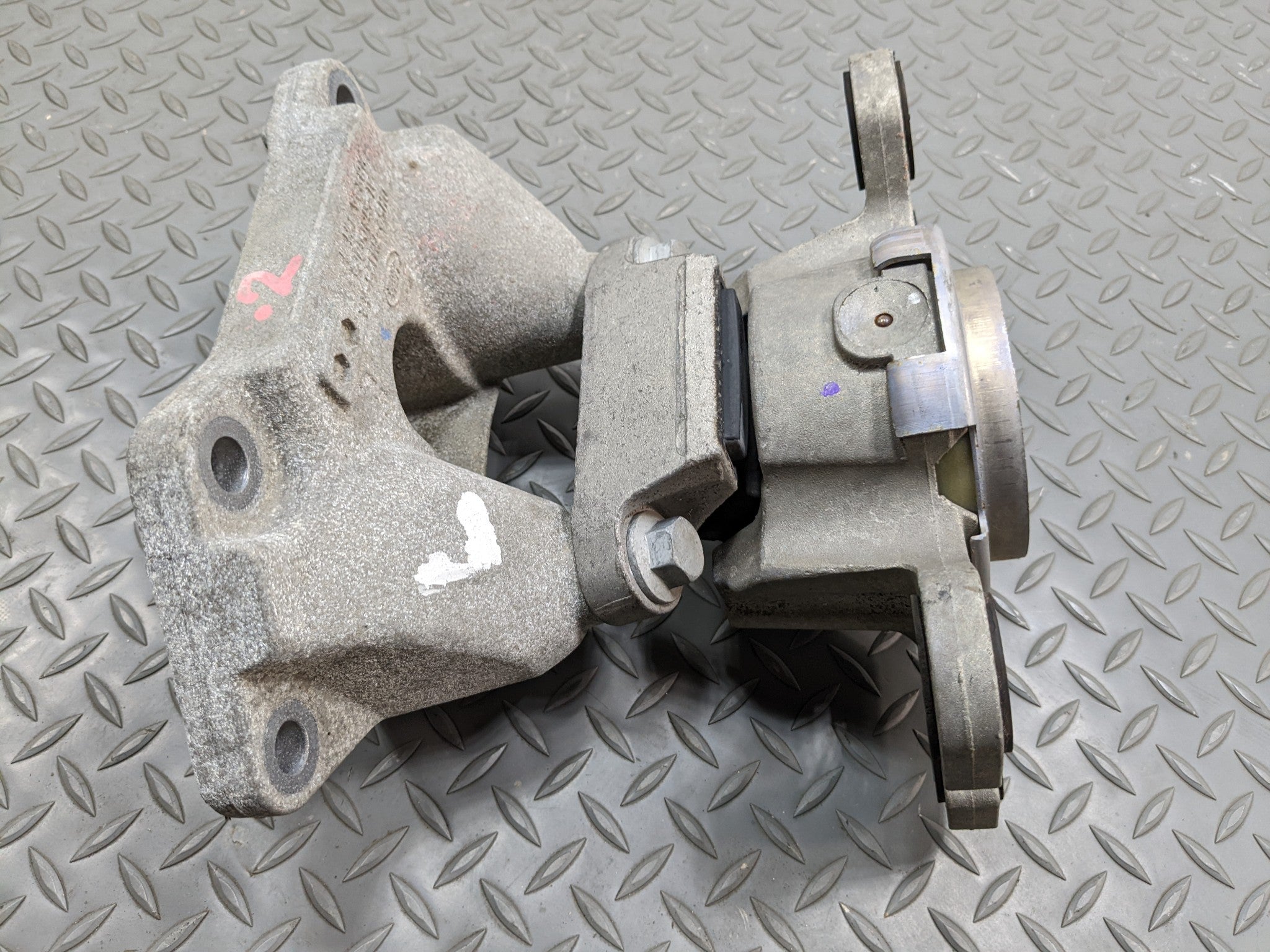 2008 - 2015 LAND ROVER LR2 OEM AUTOMATIC TRANSMISSION MOUNT SUPPORT BRACKET