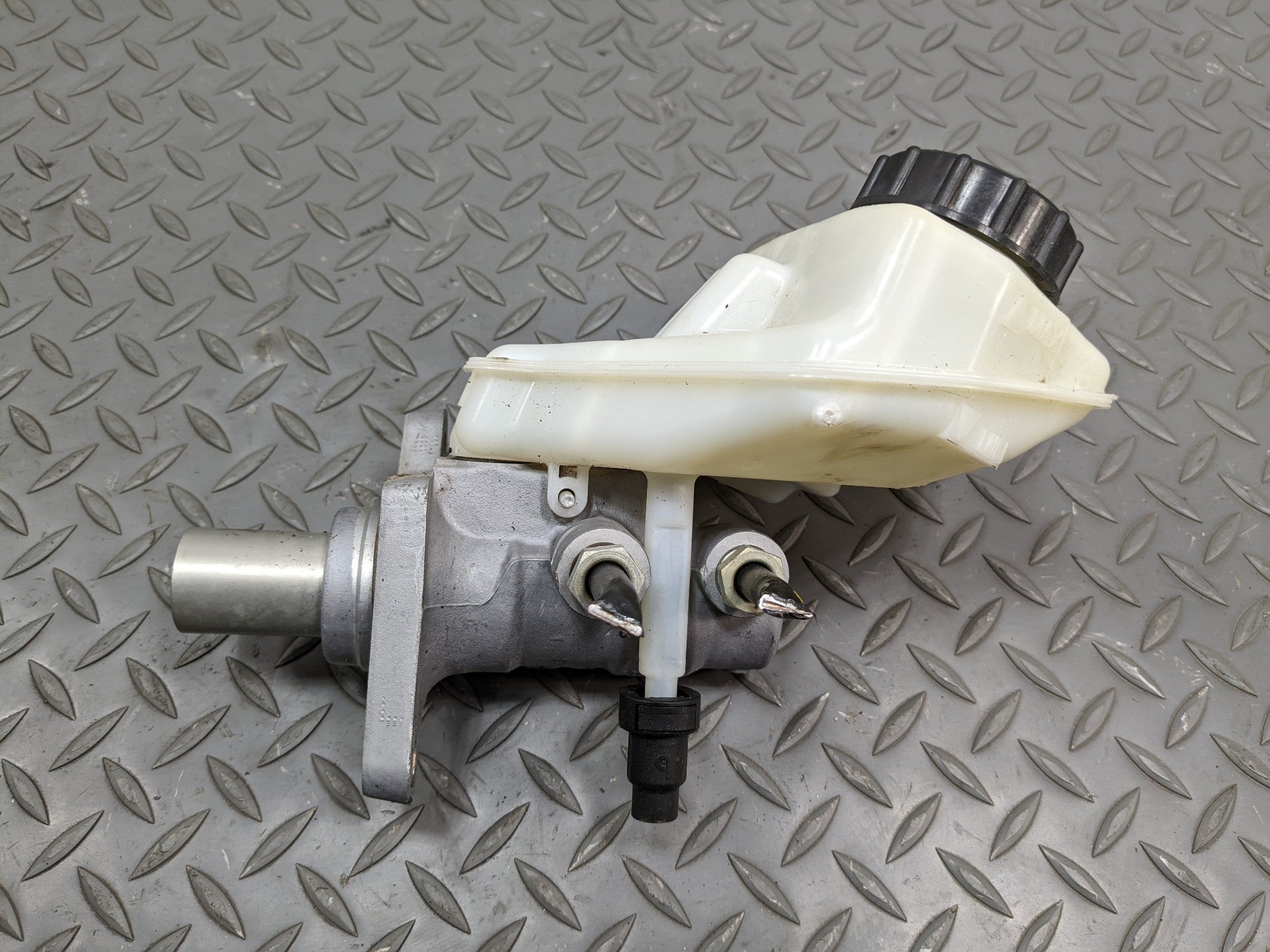 08 - 15 LAND ROVER LR2 OEM BRAKE MASTER CYLINDER WITH RESERVOIR TANK ASSEMBLY