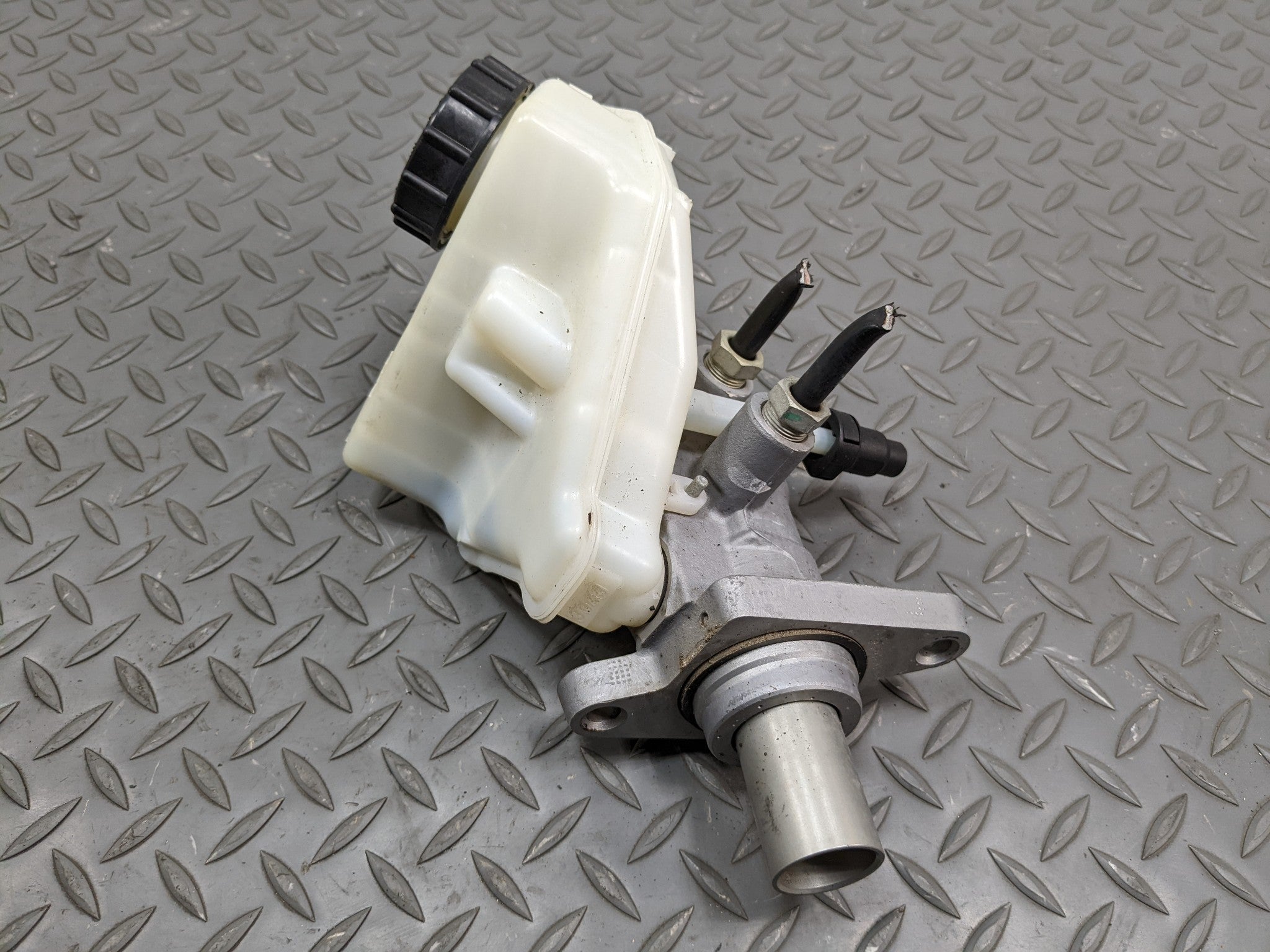 08 - 15 LAND ROVER LR2 OEM BRAKE MASTER CYLINDER WITH RESERVOIR TANK ASSEMBLY