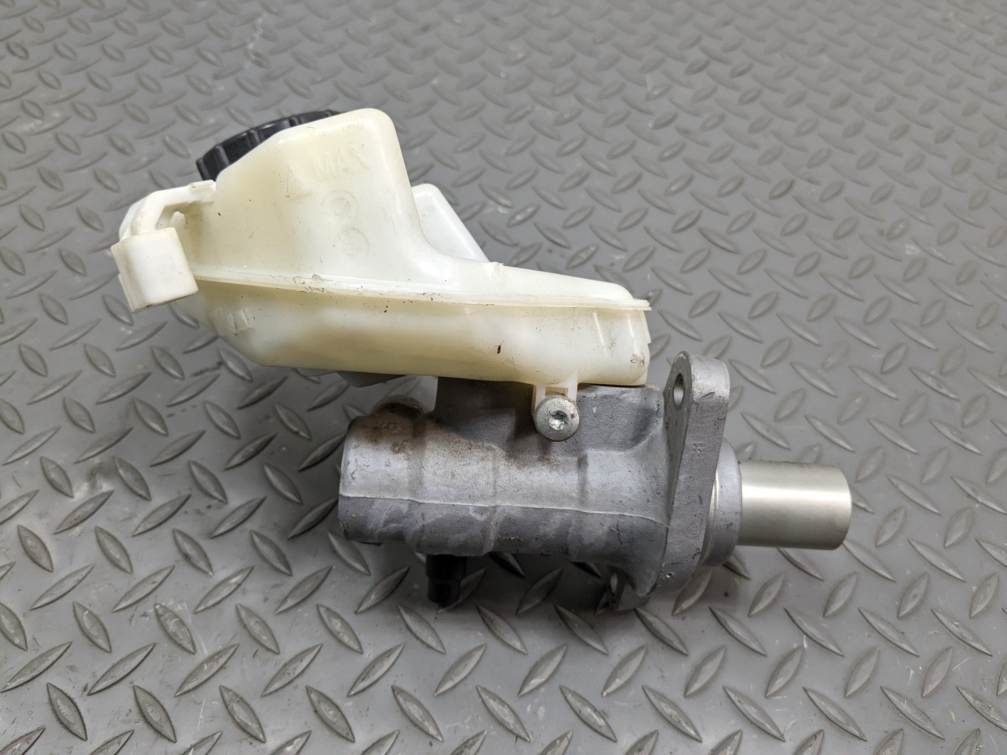 08 - 15 LAND ROVER LR2 OEM BRAKE MASTER CYLINDER WITH RESERVOIR TANK ASSEMBLY