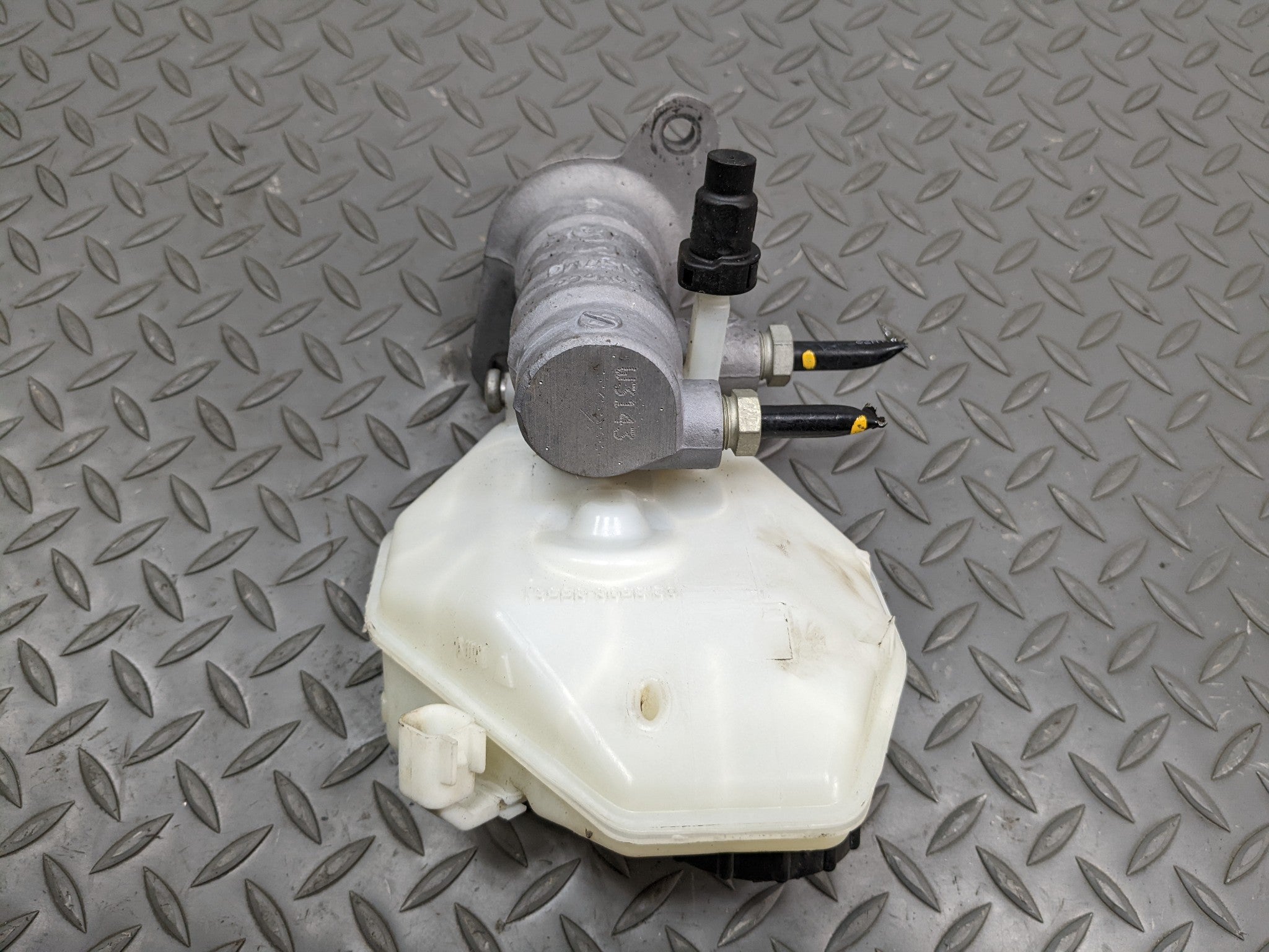 08 - 15 LAND ROVER LR2 OEM BRAKE MASTER CYLINDER WITH RESERVOIR TANK ASSEMBLY