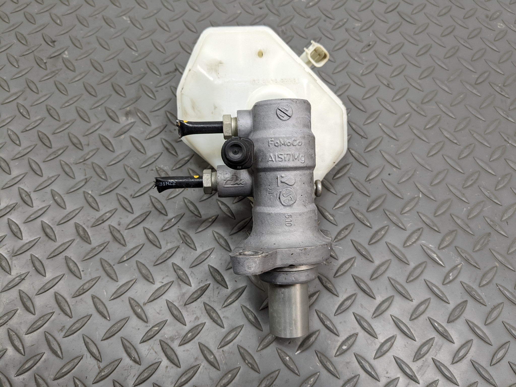 08 - 15 LAND ROVER LR2 OEM BRAKE MASTER CYLINDER WITH RESERVOIR TANK ASSEMBLY