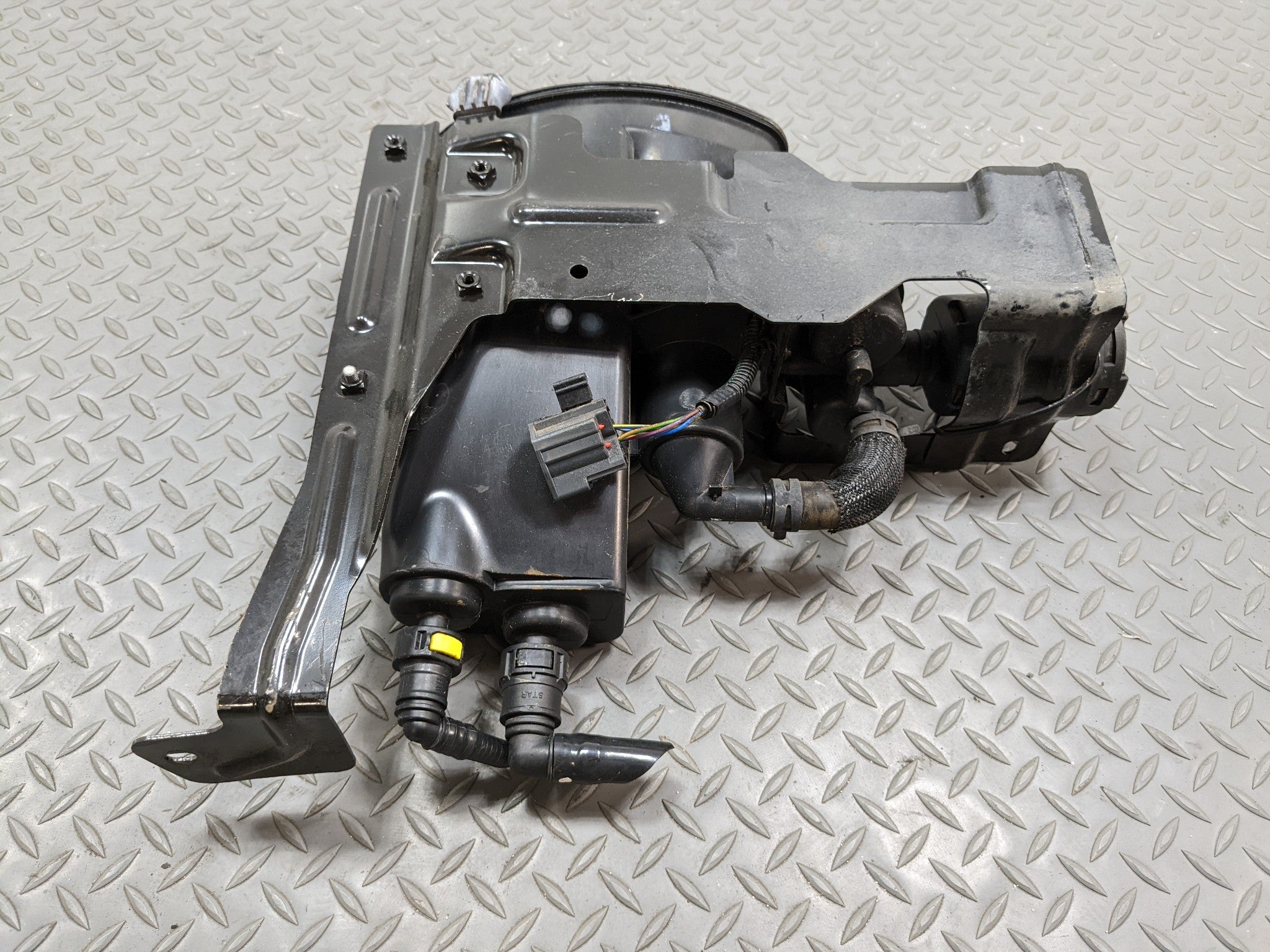 2008 - 2015 LAND ROVER LR2 OEM FUEL VAPOR CHARCOAL EVAPORATOR CANISTER