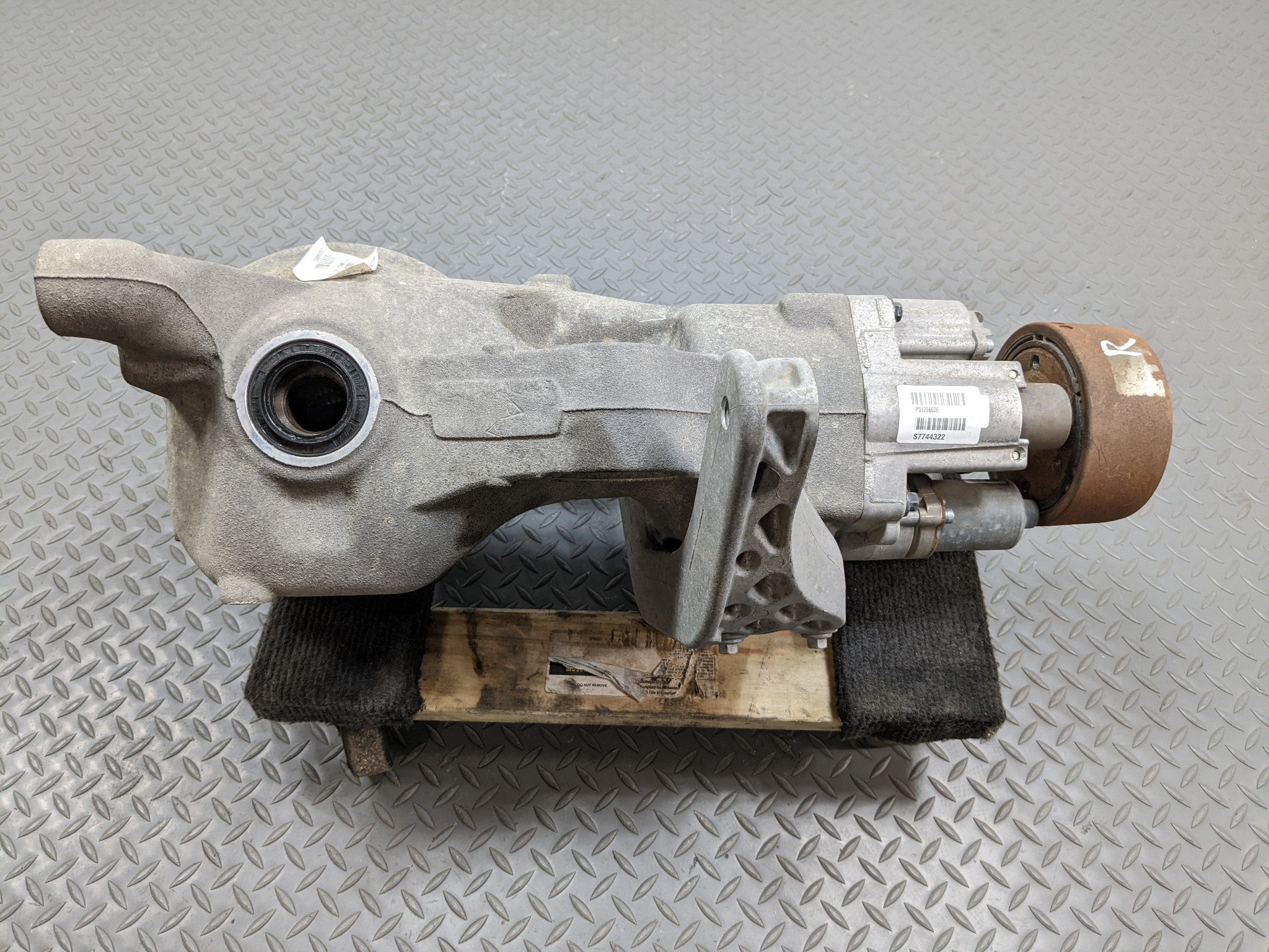 2008 - 2015 LAND ROVER LR2 OEM REAR AXLE DIFFERENTIAL CARRIER ASSEMBLY