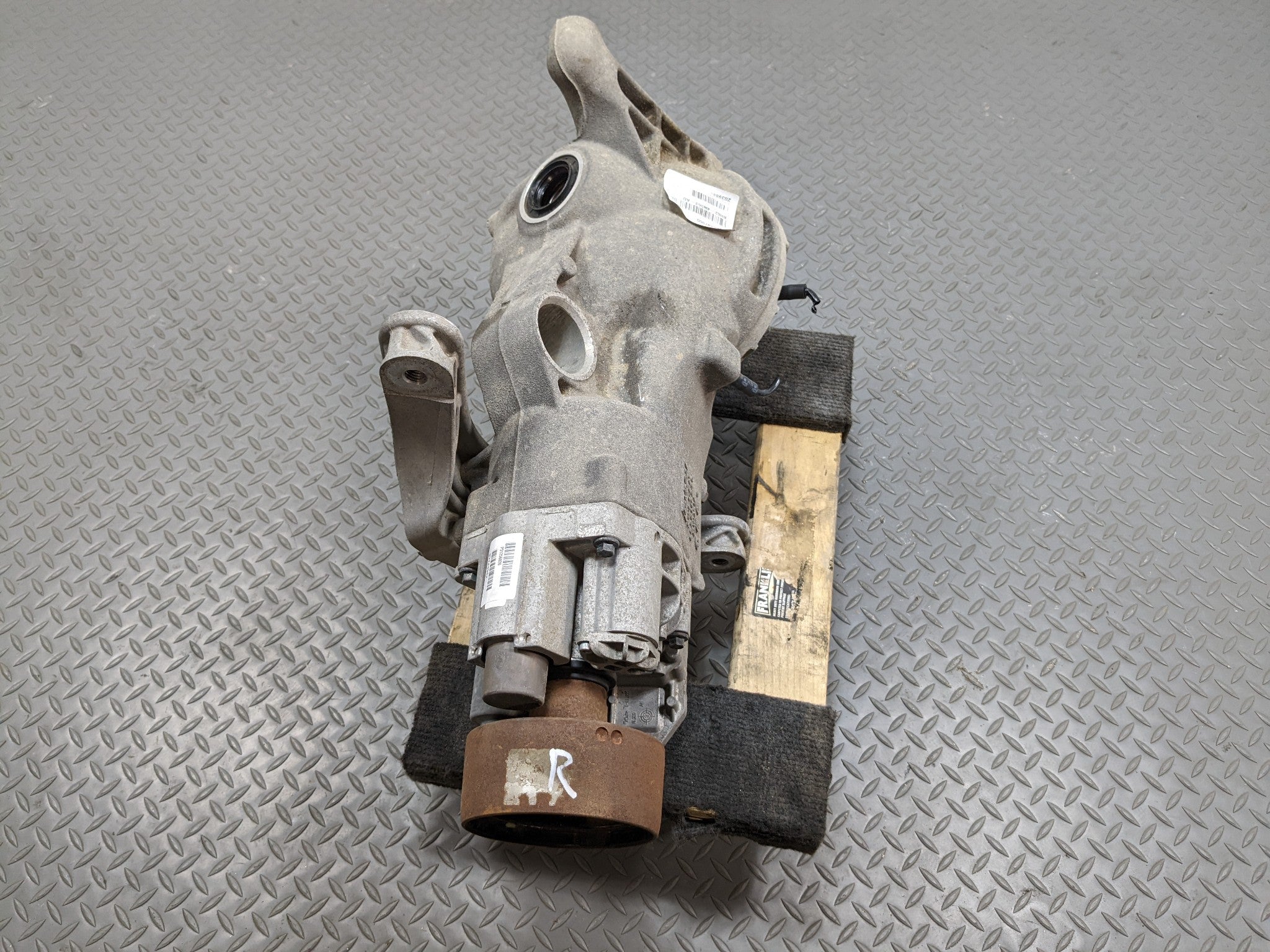 2008 - 2015 LAND ROVER LR2 OEM REAR AXLE DIFFERENTIAL CARRIER ASSEMBLY