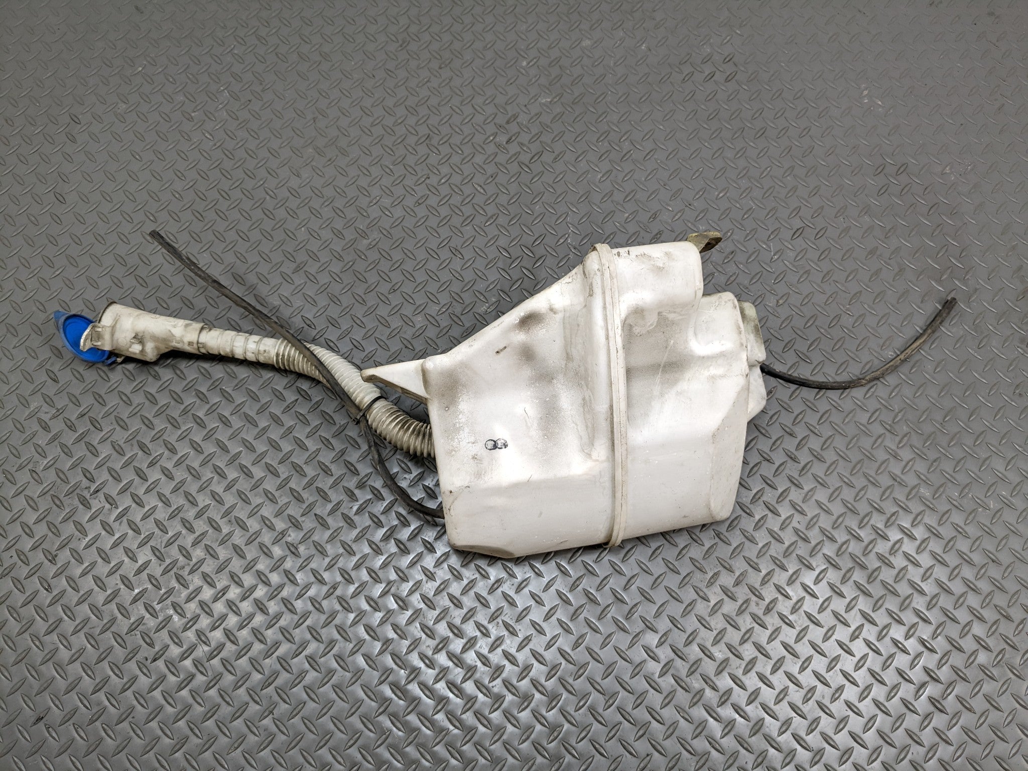 2008 - 2015 LAND ROVER LR2 OEM WINDSHIELD WASHER FLUID TANK RESERVOIR WITH PUMP