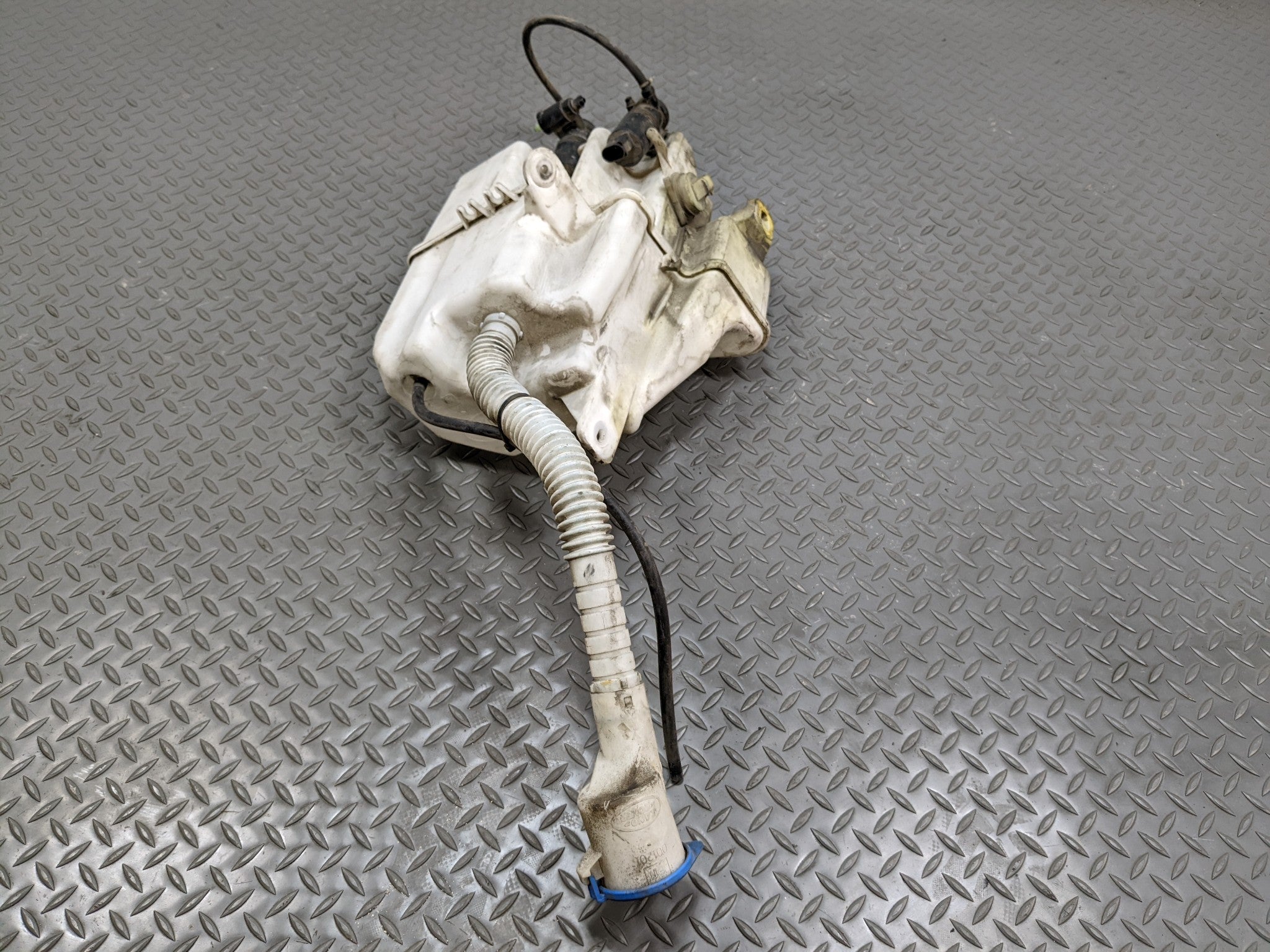 2008 - 2015 LAND ROVER LR2 OEM WINDSHIELD WASHER FLUID TANK RESERVOIR WITH PUMP