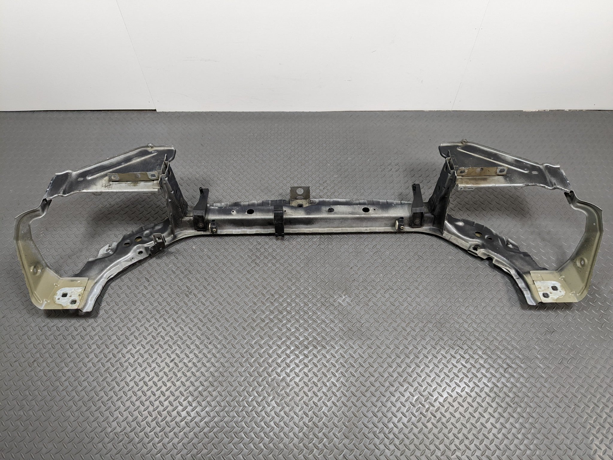 2008 - 2015 LAND ROVER LR2 OEM RADIATOR CORE FRONT HEADER PANEL FITS ASSEMBLY