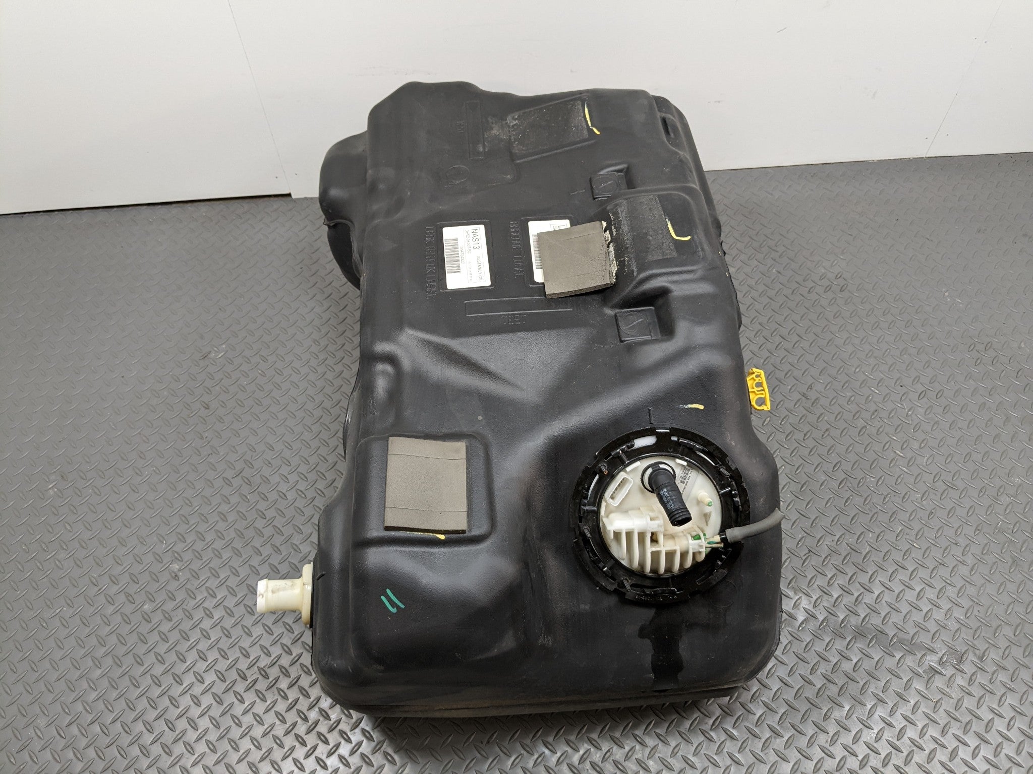 2008 - 2015 LAND ROVER LR2 OEM GASOLINE GAS FUEL TANK RESERVOIR ASSEMBLY