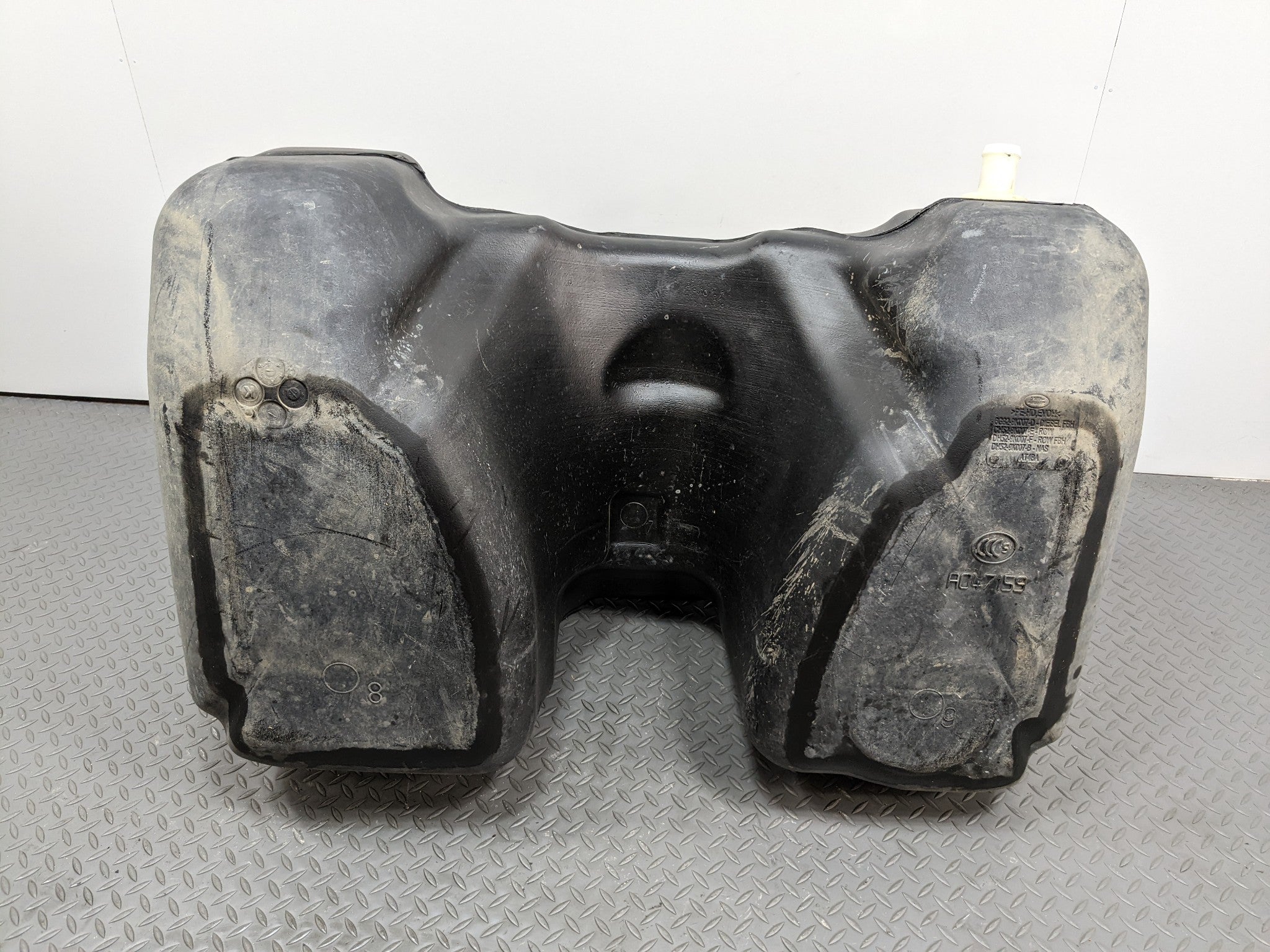 2008 - 2015 LAND ROVER LR2 OEM GASOLINE GAS FUEL TANK RESERVOIR ASSEMBLY