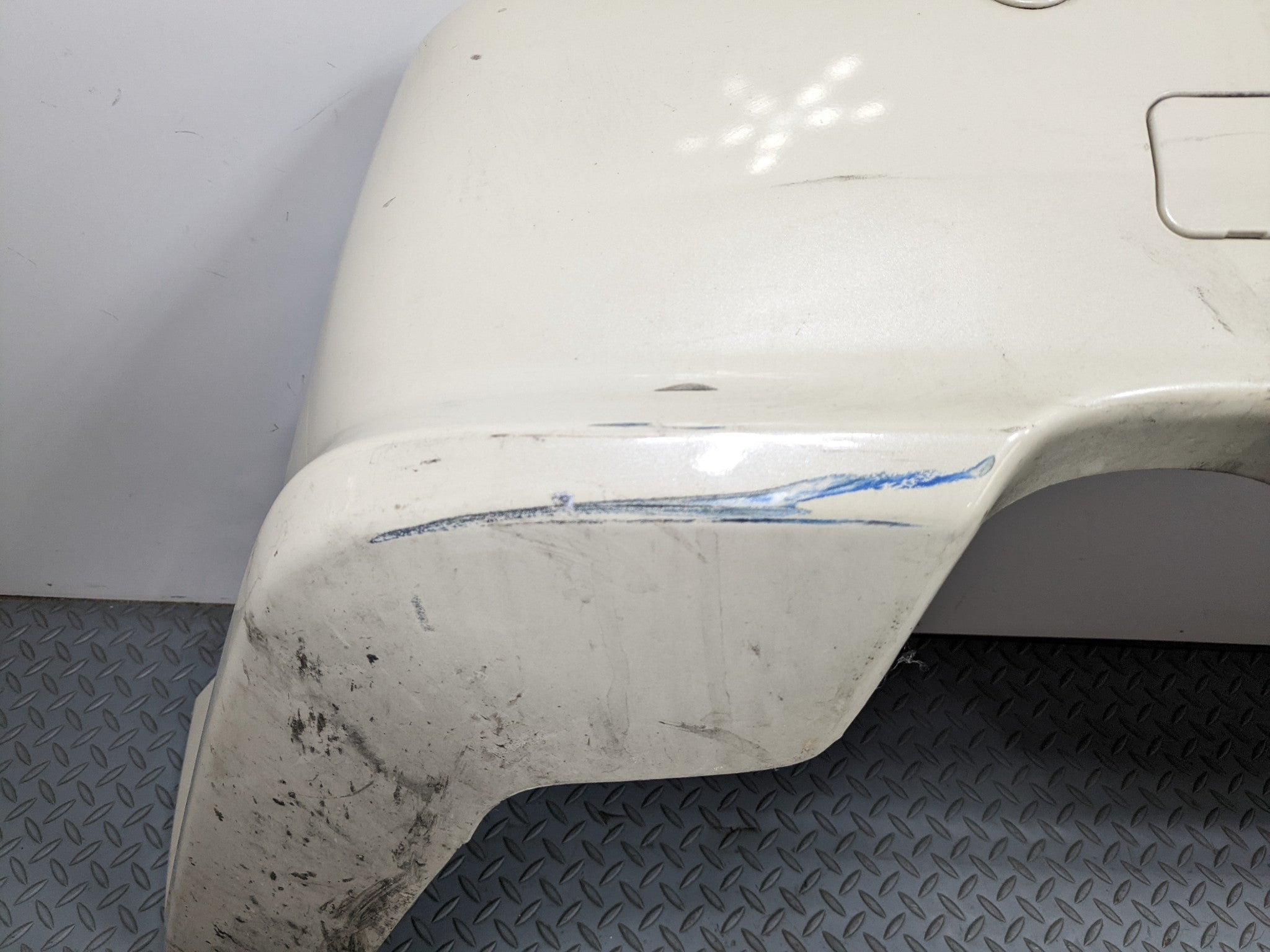 2004 - 2009 CADILLAC SRX OEM REAR BUMPER LOWER COVER PANEL WHITE DIAMOND PEARL