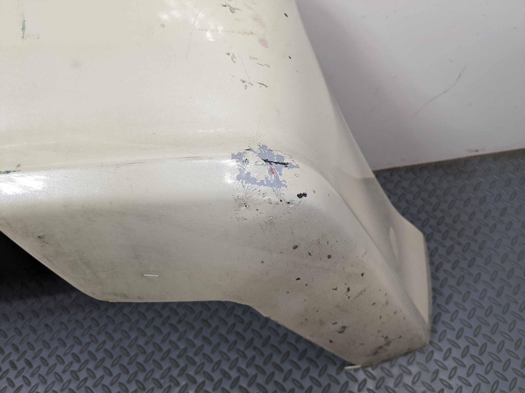 2004 - 2009 CADILLAC SRX OEM REAR BUMPER LOWER COVER PANEL WHITE DIAMOND PEARL