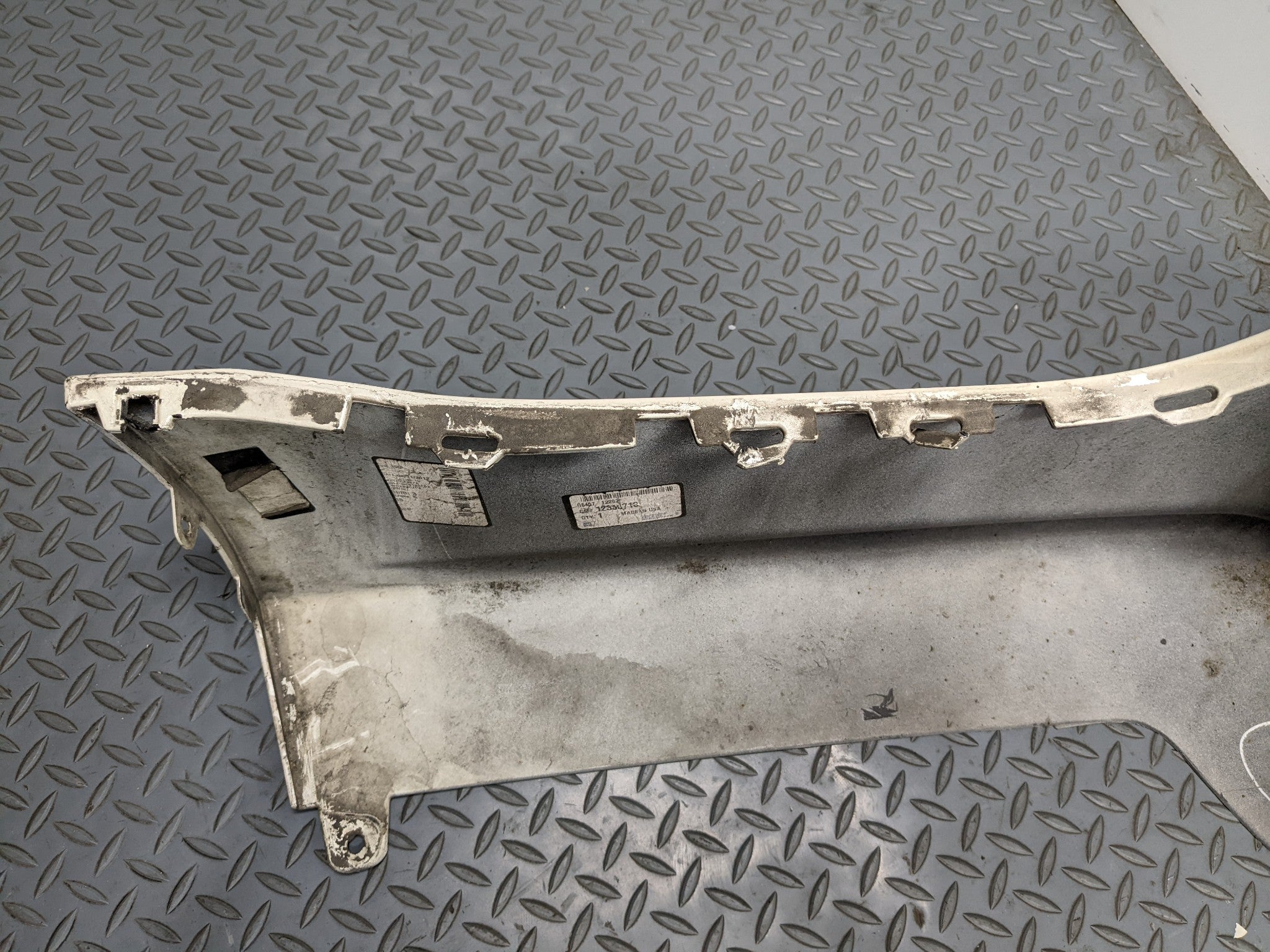 2004 - 2009 CADILLAC SRX OEM REAR BUMPER LOWER COVER PANEL WHITE DIAMOND PEARL