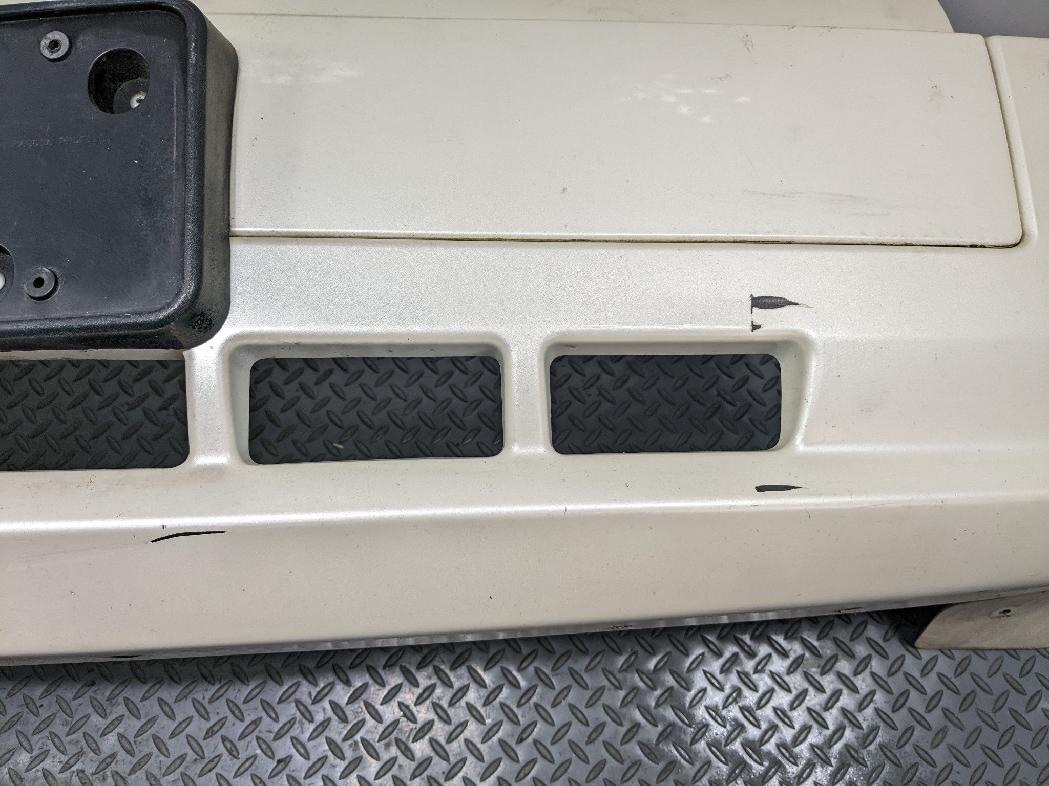 04 - 2009 CADILLAC SRX OEM FRONT BUMPER COVER PANEL ASSEMBLY WHITE DIAMOND PEARL