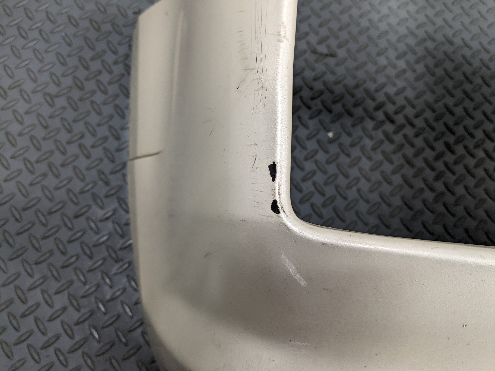 04 - 2009 CADILLAC SRX OEM FRONT BUMPER COVER PANEL ASSEMBLY WHITE DIAMOND PEARL
